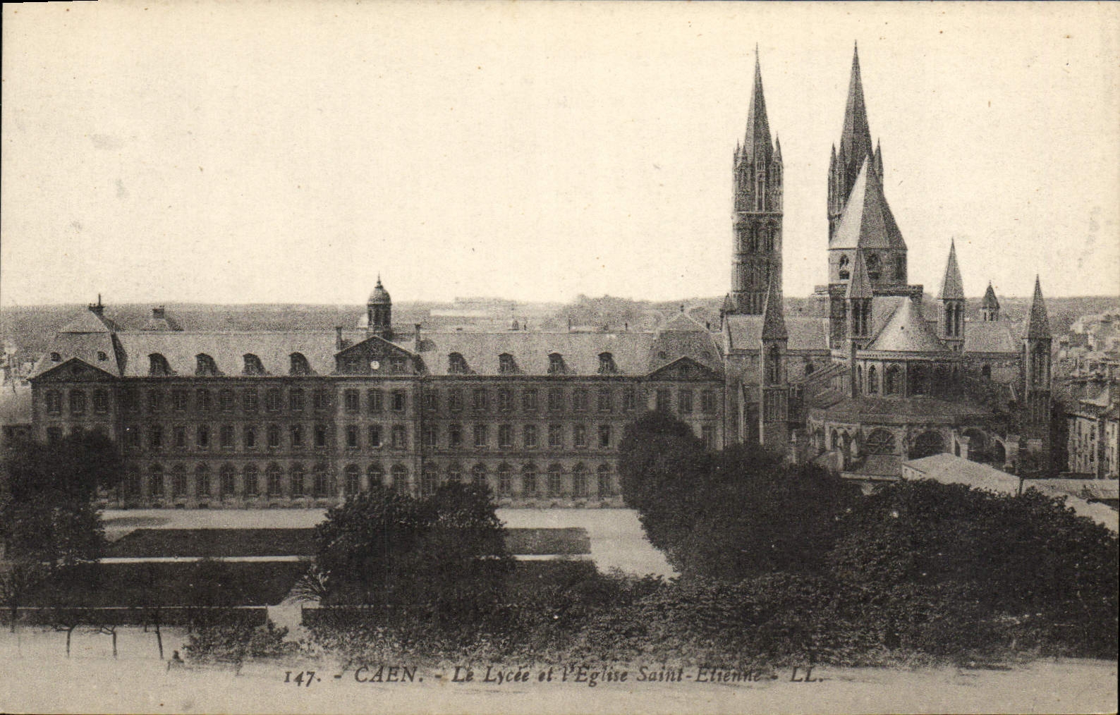 CPA Caen Le Lycee et l'Eglise Saint Etienne
