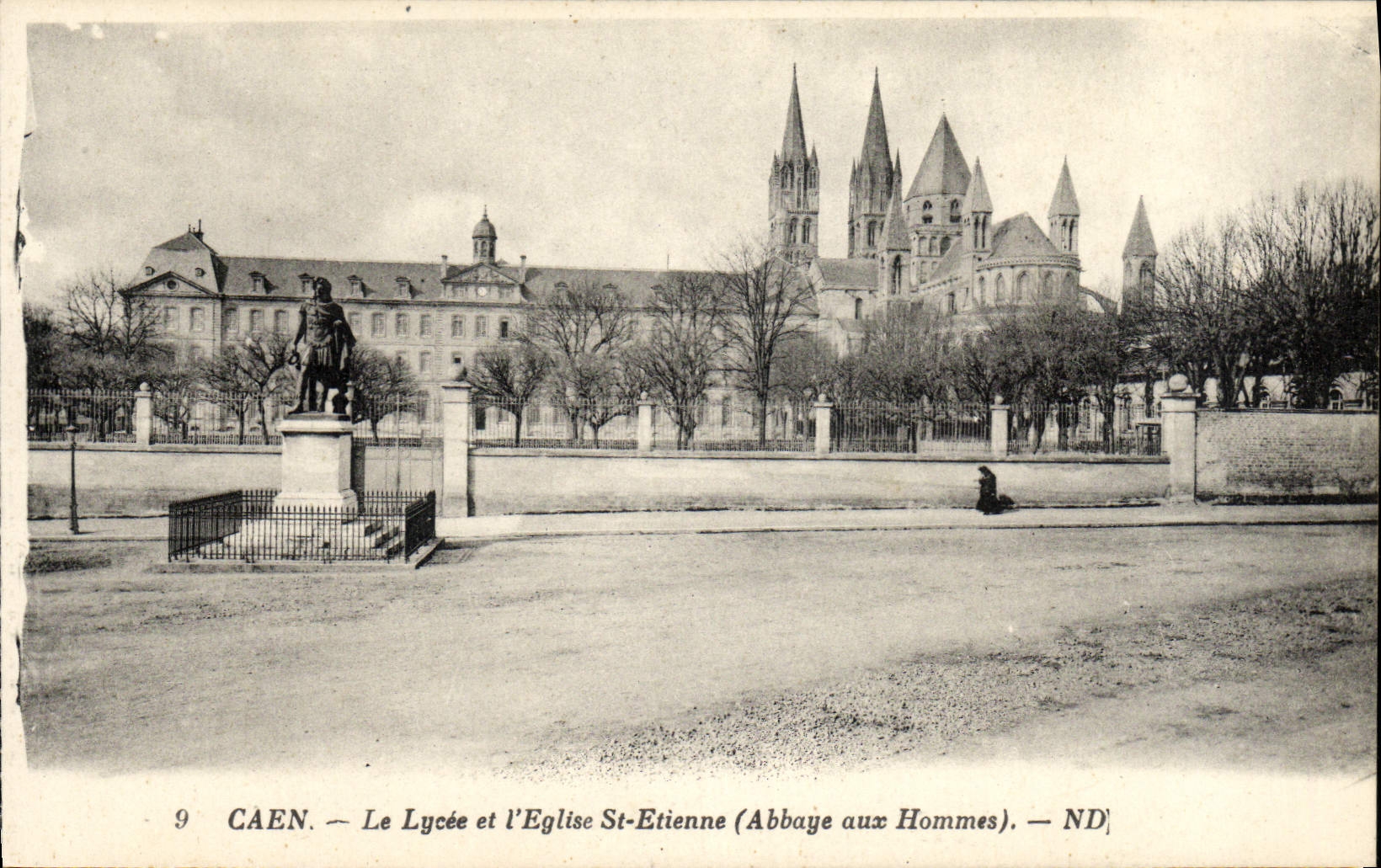 CPA Caen Le Lycee et l'Eglise St Etienne 