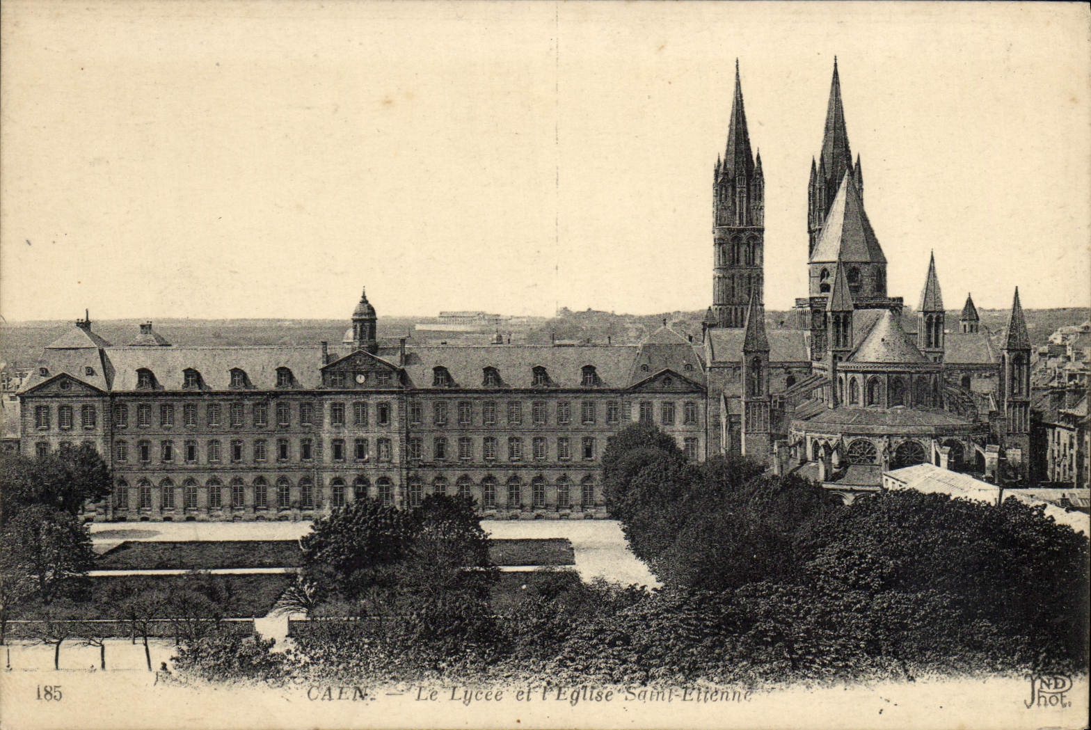 CPA Caen Le Lycee et l'Eglise St Etienne 
