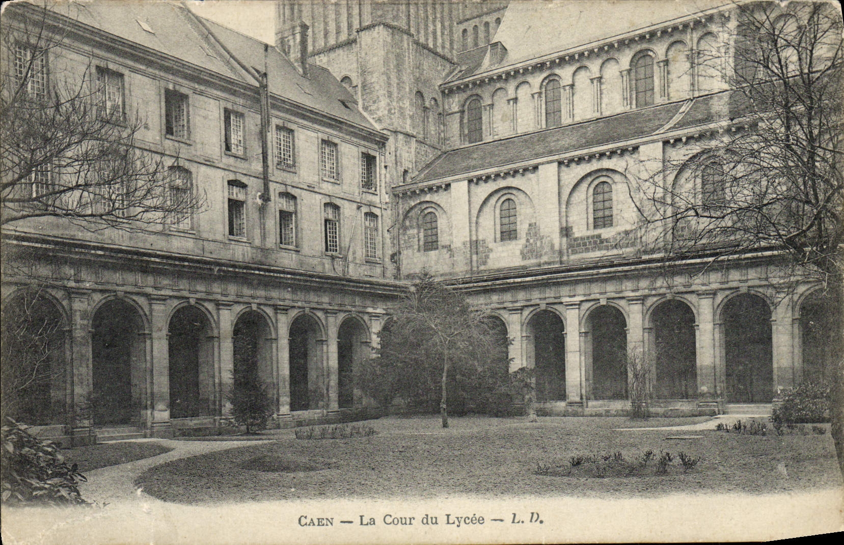 VINTAGE POSTCARD Caen Court of the College