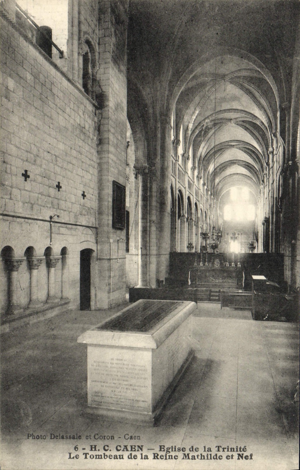 CPA Caen Eglise de la Trinite Le Tombeau de la Reine Mathilde et Nef 