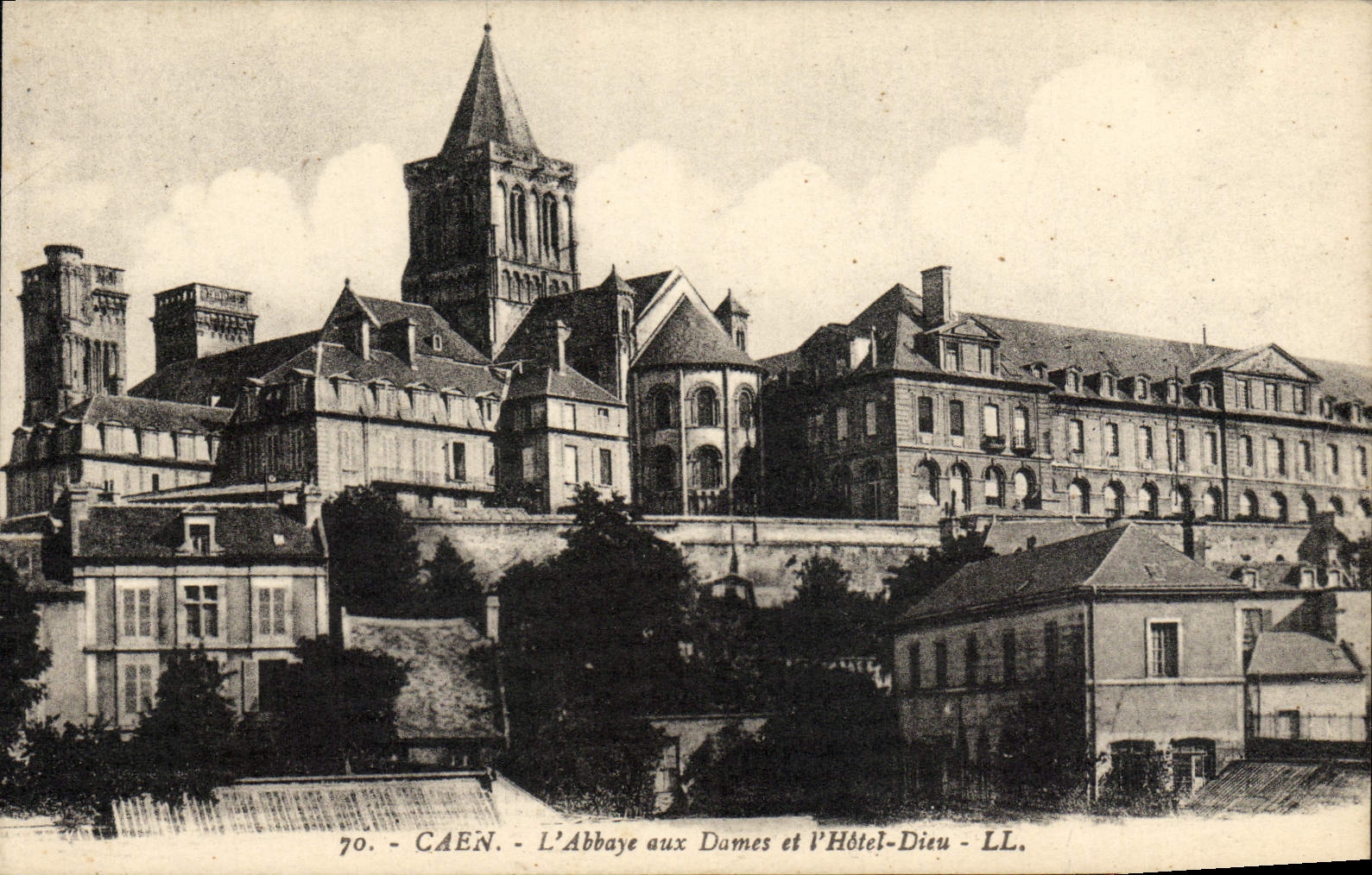 CPA Caen L'Abbaye aux Dames et l'Hotel Dieu 