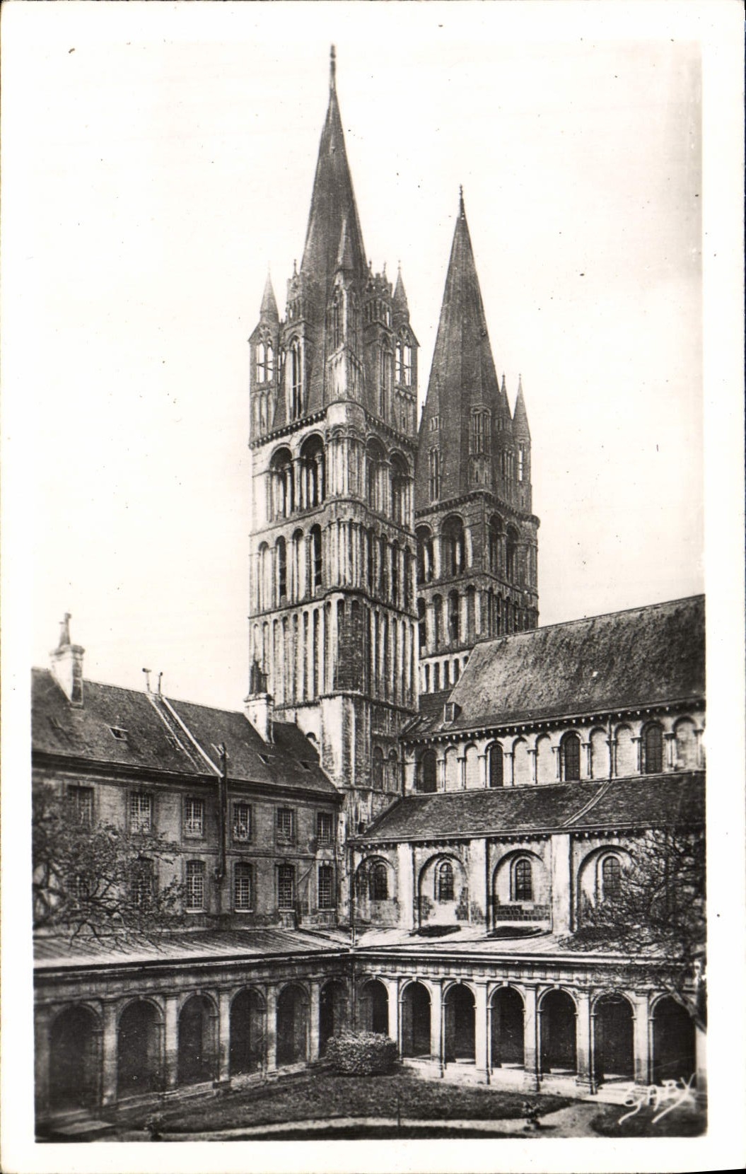 CPA Caen Le lycee le cloitre et tours de saint etienne