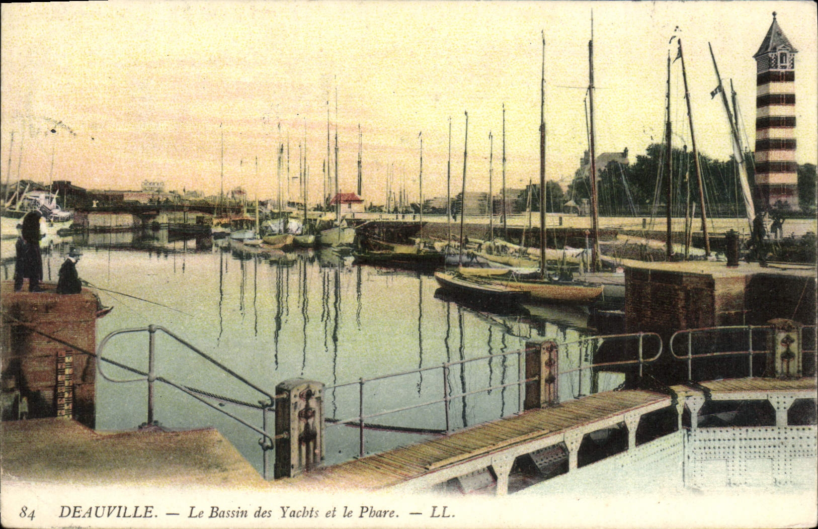CPA Deauville Le bassin des yachts et le phare