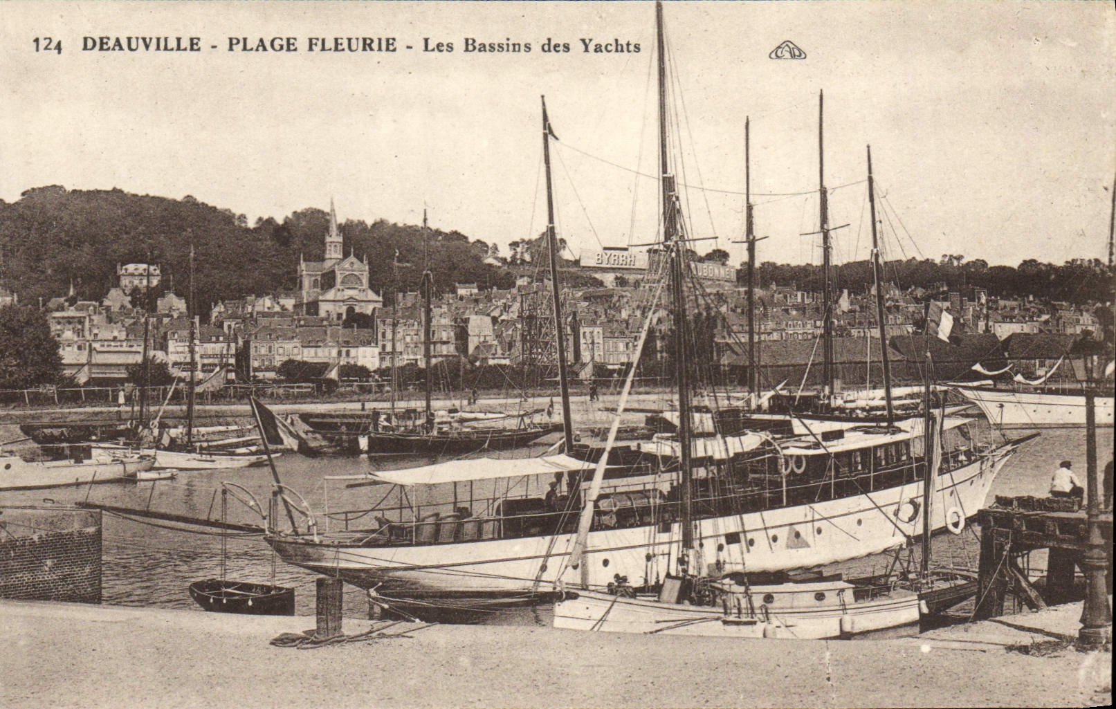 CPA Deauville Plage fleurie les bassins des yachts Bateaux