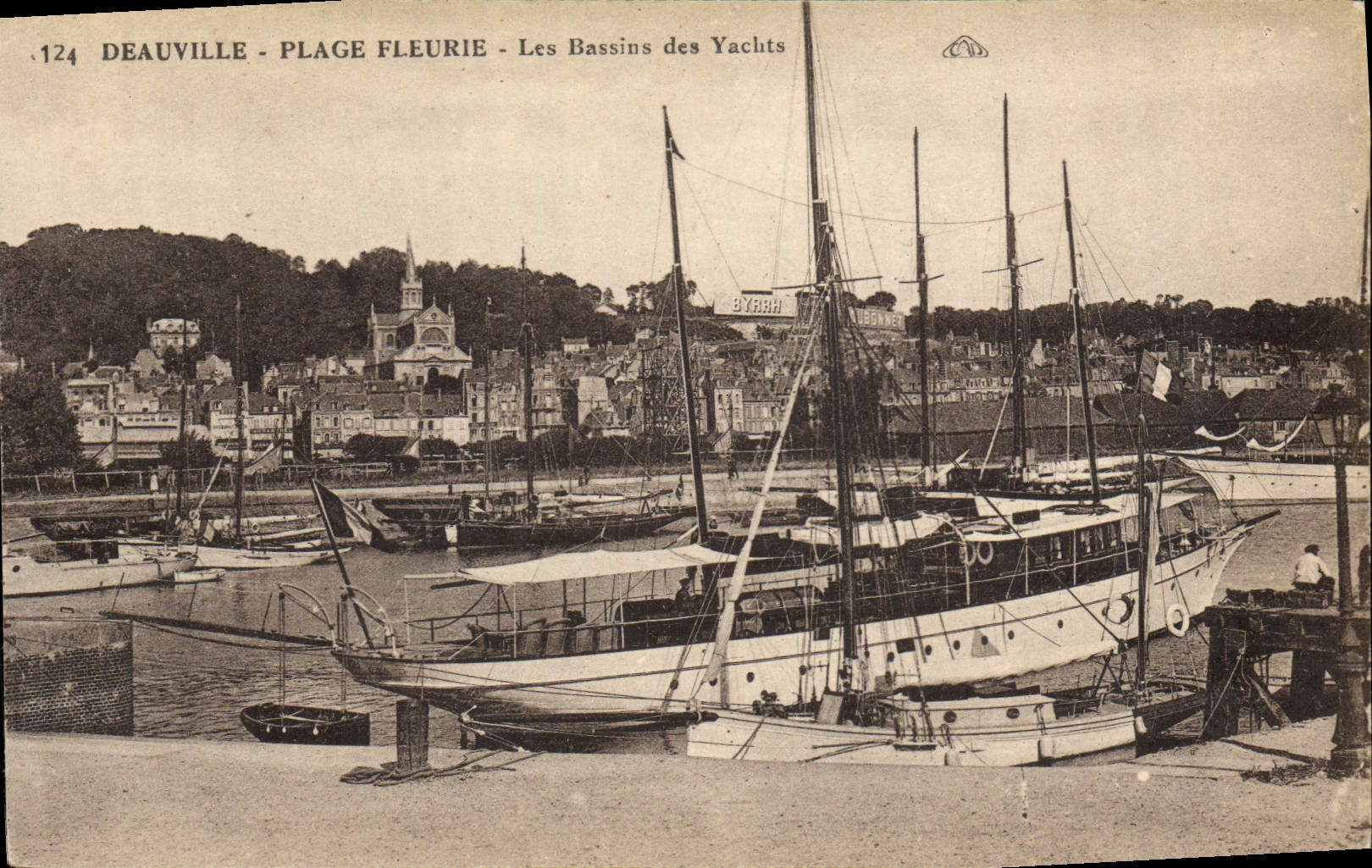 CPA Deauville Plage fleurie les bassins des yachts Bateaux
