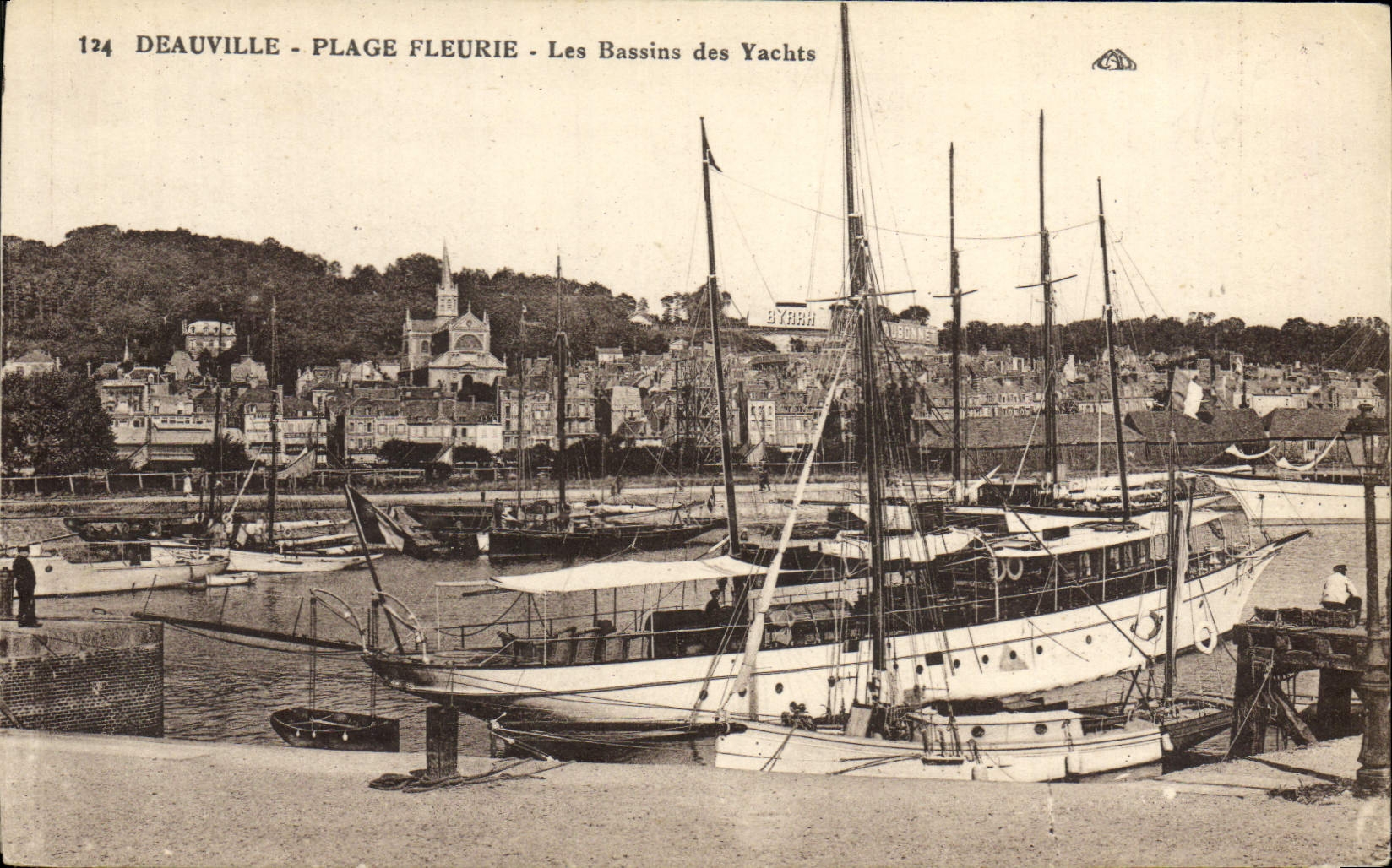 CPA Deauville Plage fleurie les bassins des yachts Bateaux