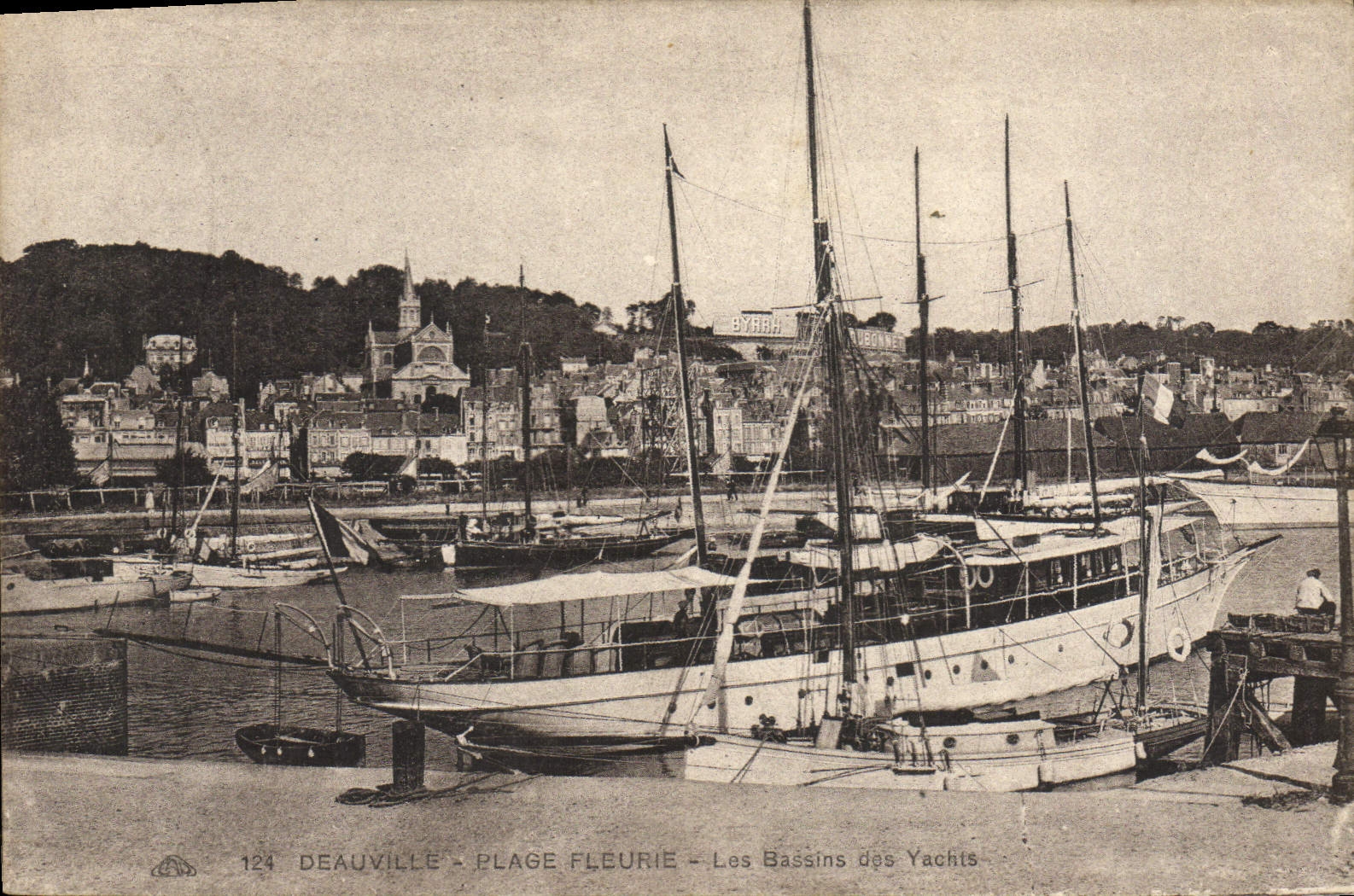 CPA Deauville Plage fleurie les bassins des yachts Bateaux