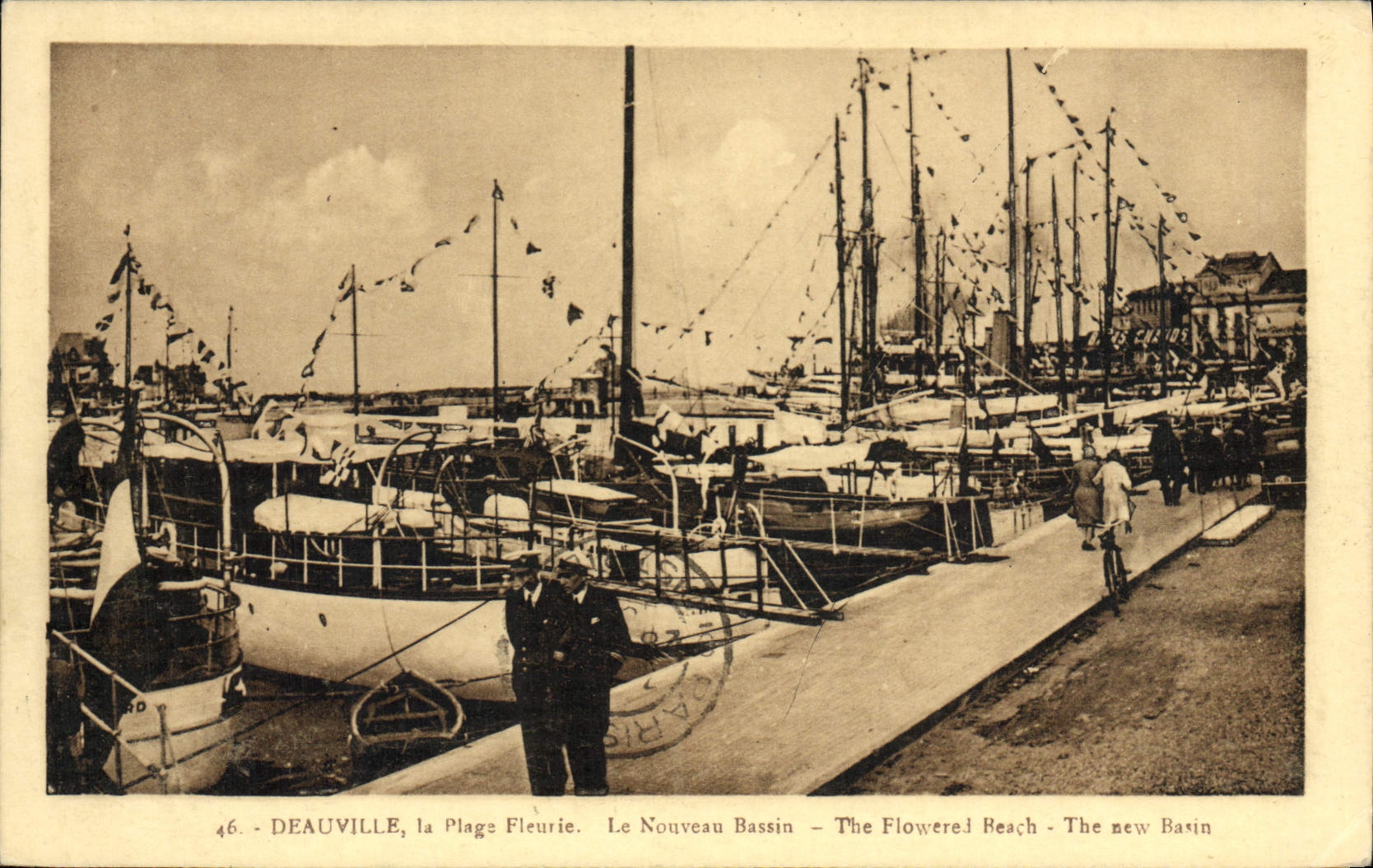 CPA Deauville la plage fleurie le nouveau bassin Bateaux
