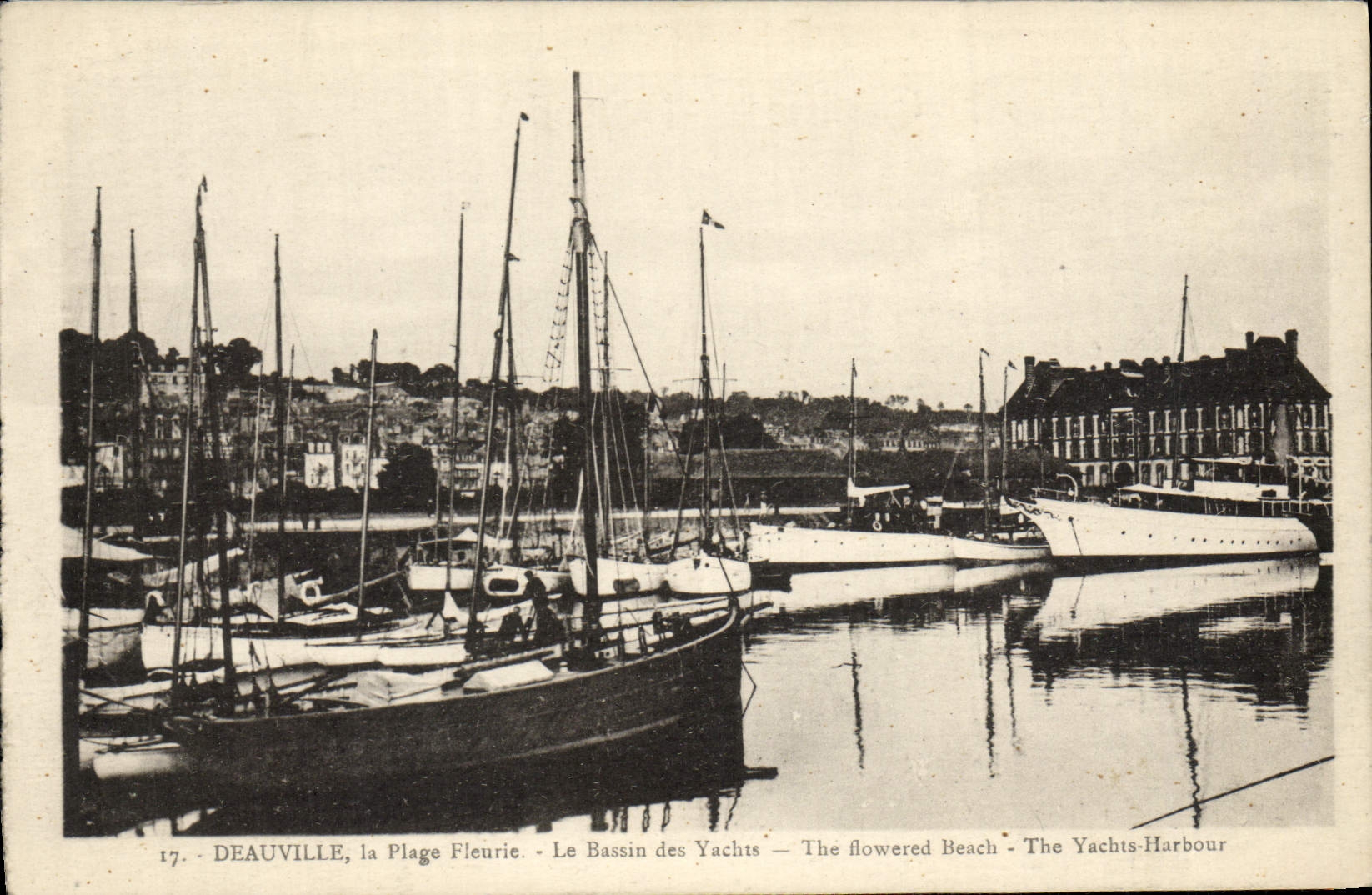 CPA Deauville la plage fleurie le bassin des yachts Bateaux