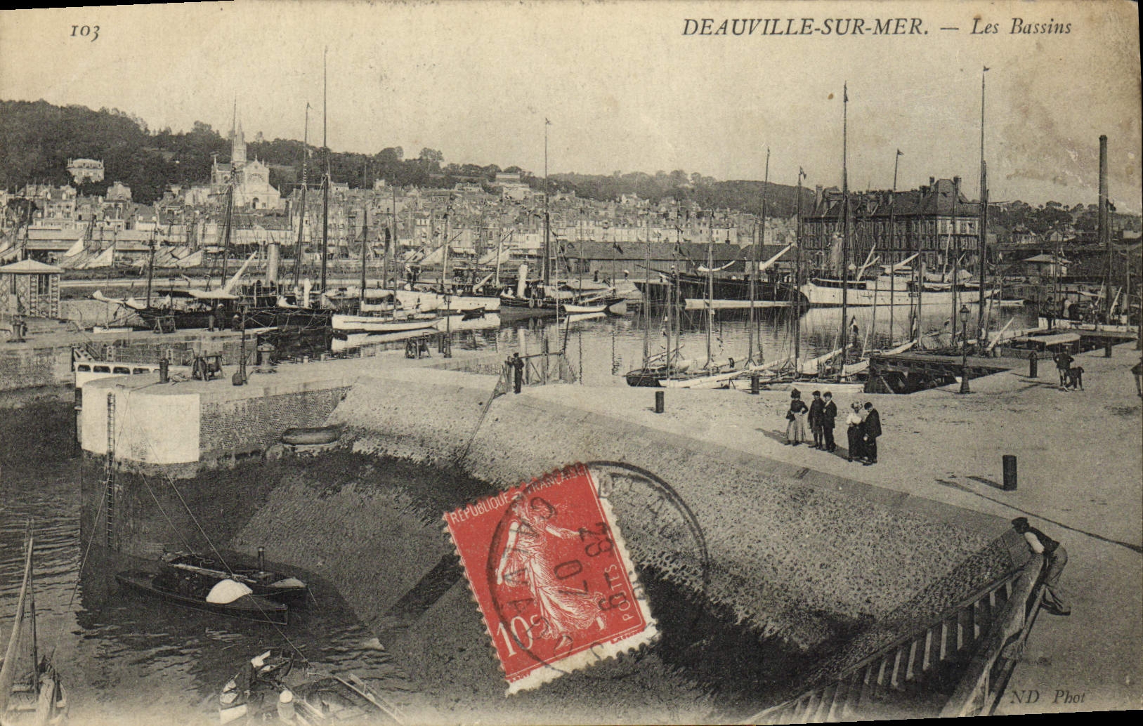 CPA Deauville Sur mer les bassins Bateaux