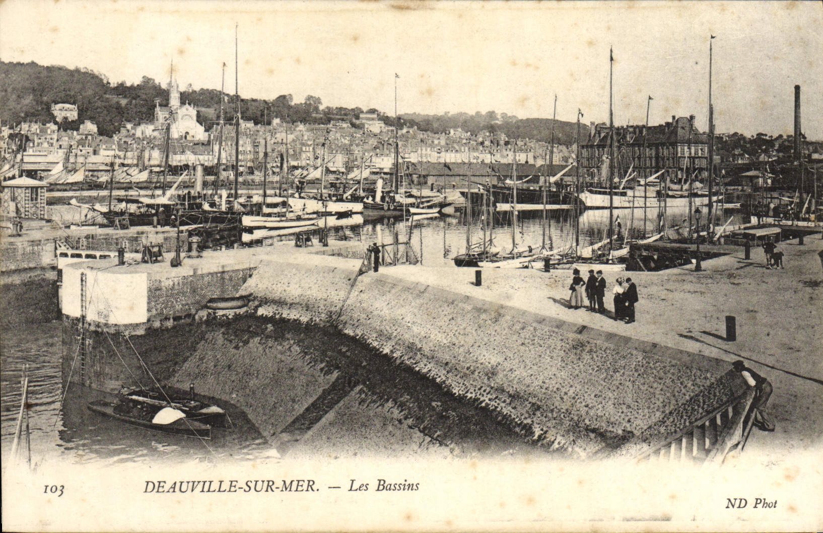 CPA Deauville Sur mer les bassins Bateaux
