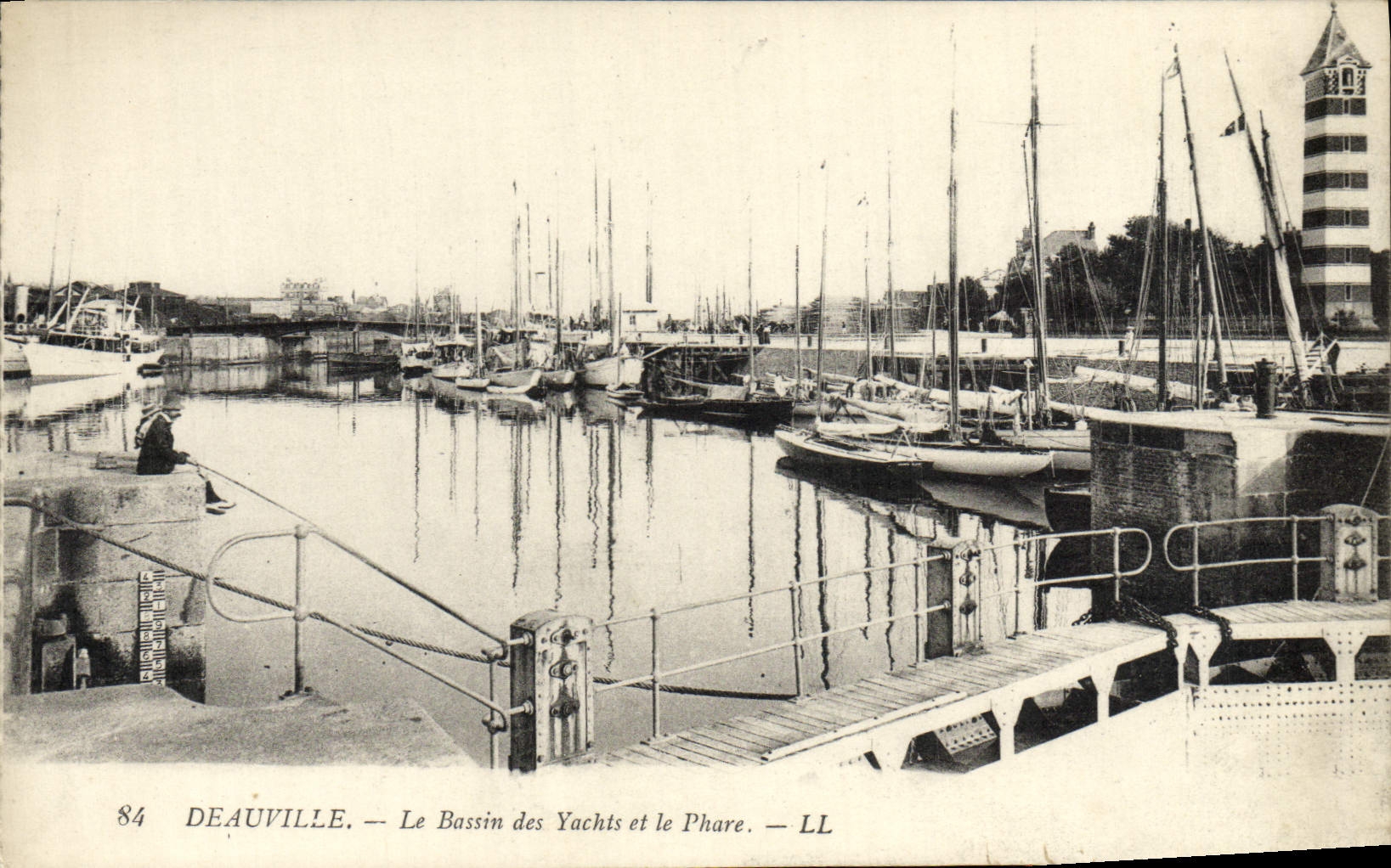 CPA Deauville Le bassin des yachts et le phare Bateaux