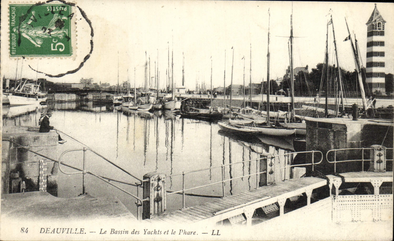 CPA Deauville Le bassin des yachts et le phare Bateaux