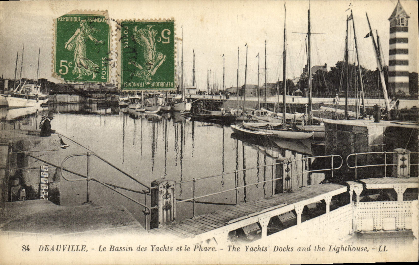 CPA Deauville Le bassin des yachts et le phare Bateaux