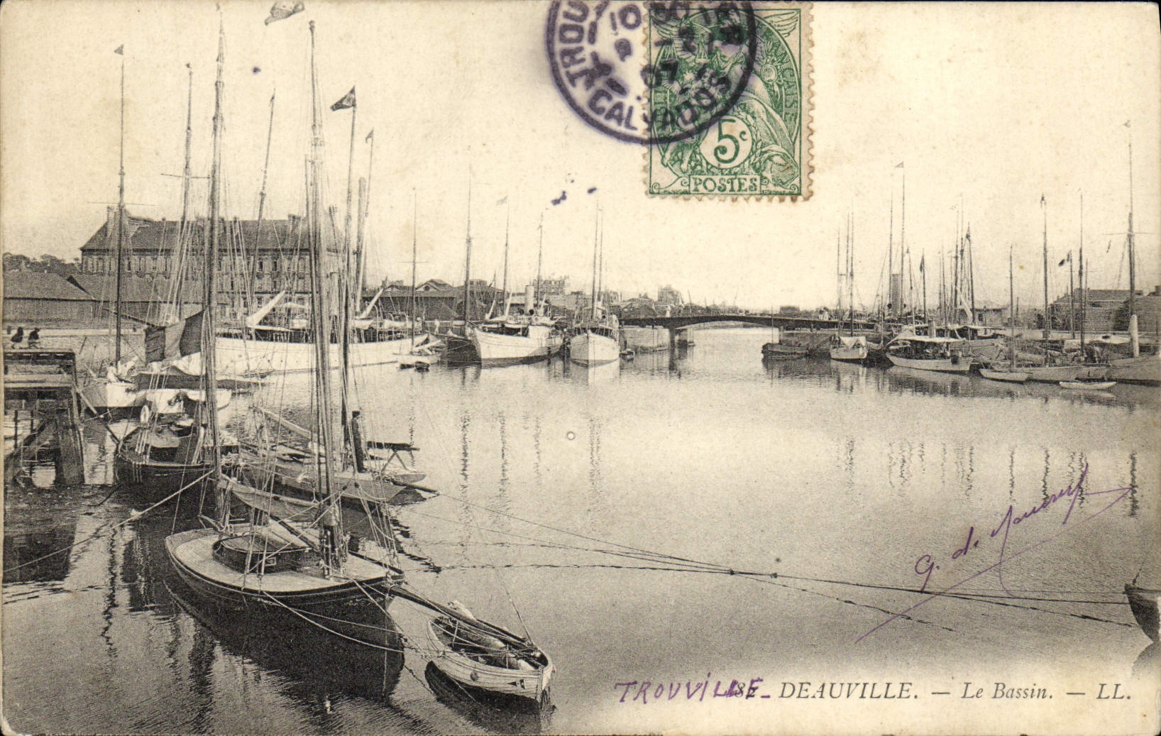 CPA Deauville trouville le bassin Bateaux
