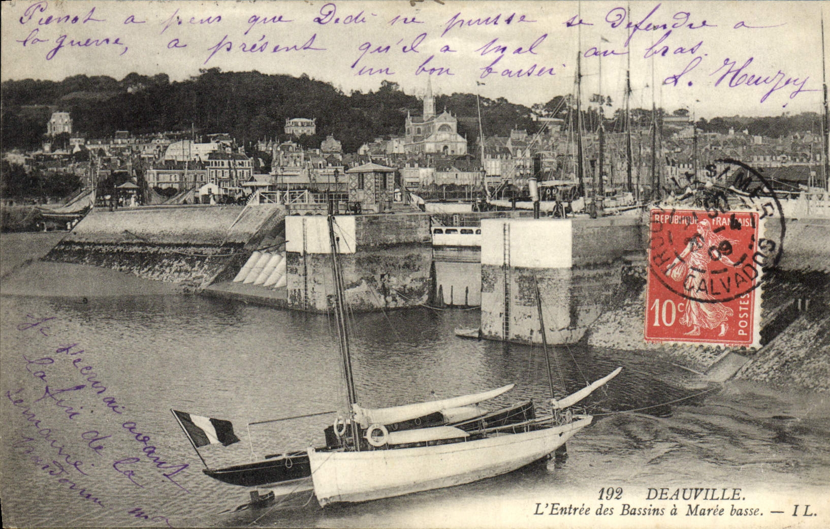 CPA Deauville L'Entree des bassins a maree basse Bateaux
