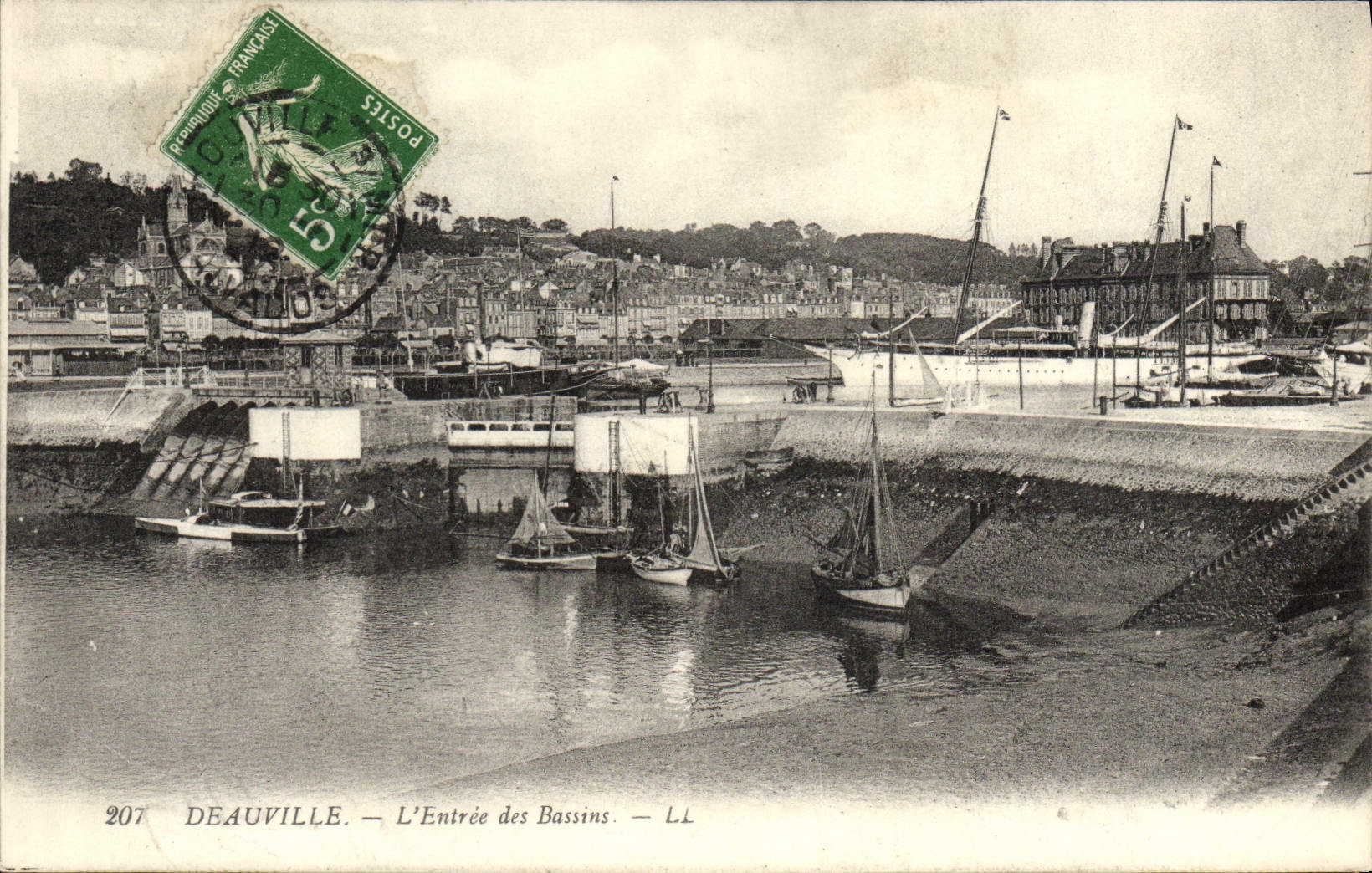 CPA Deauville L'Entree des bassins Bateaux
