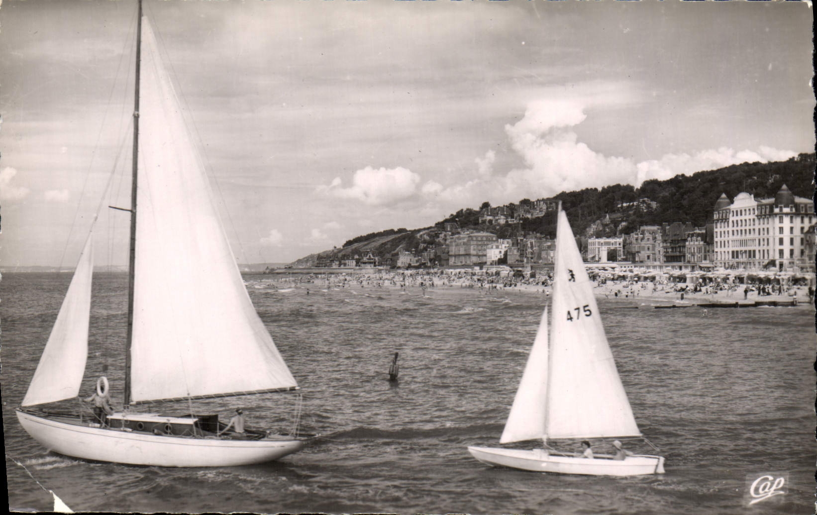 CPA Deauville la reine des plages les yachts et la plage 