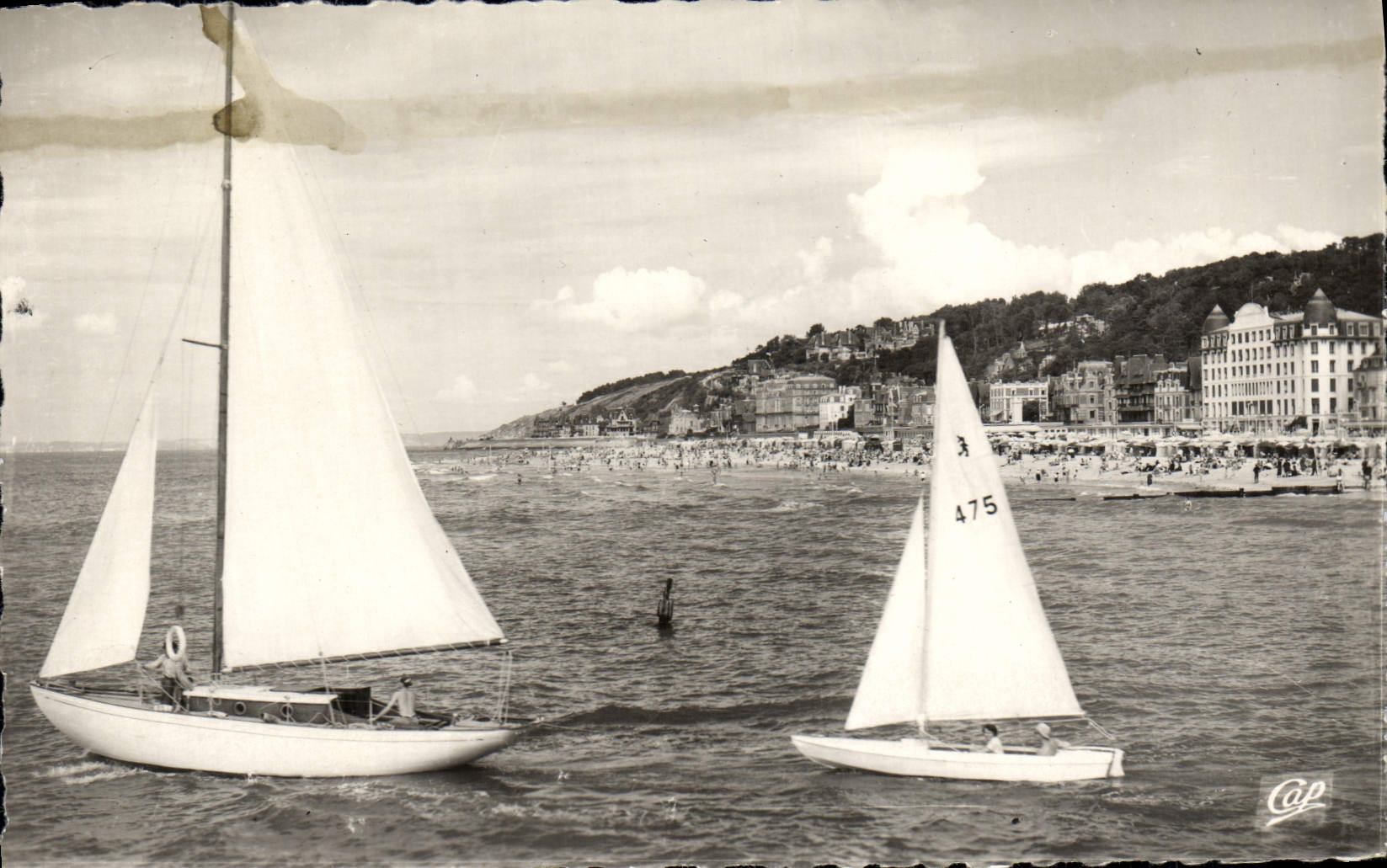 CPA Deauville Trouville les yachts et la plage Bateaux