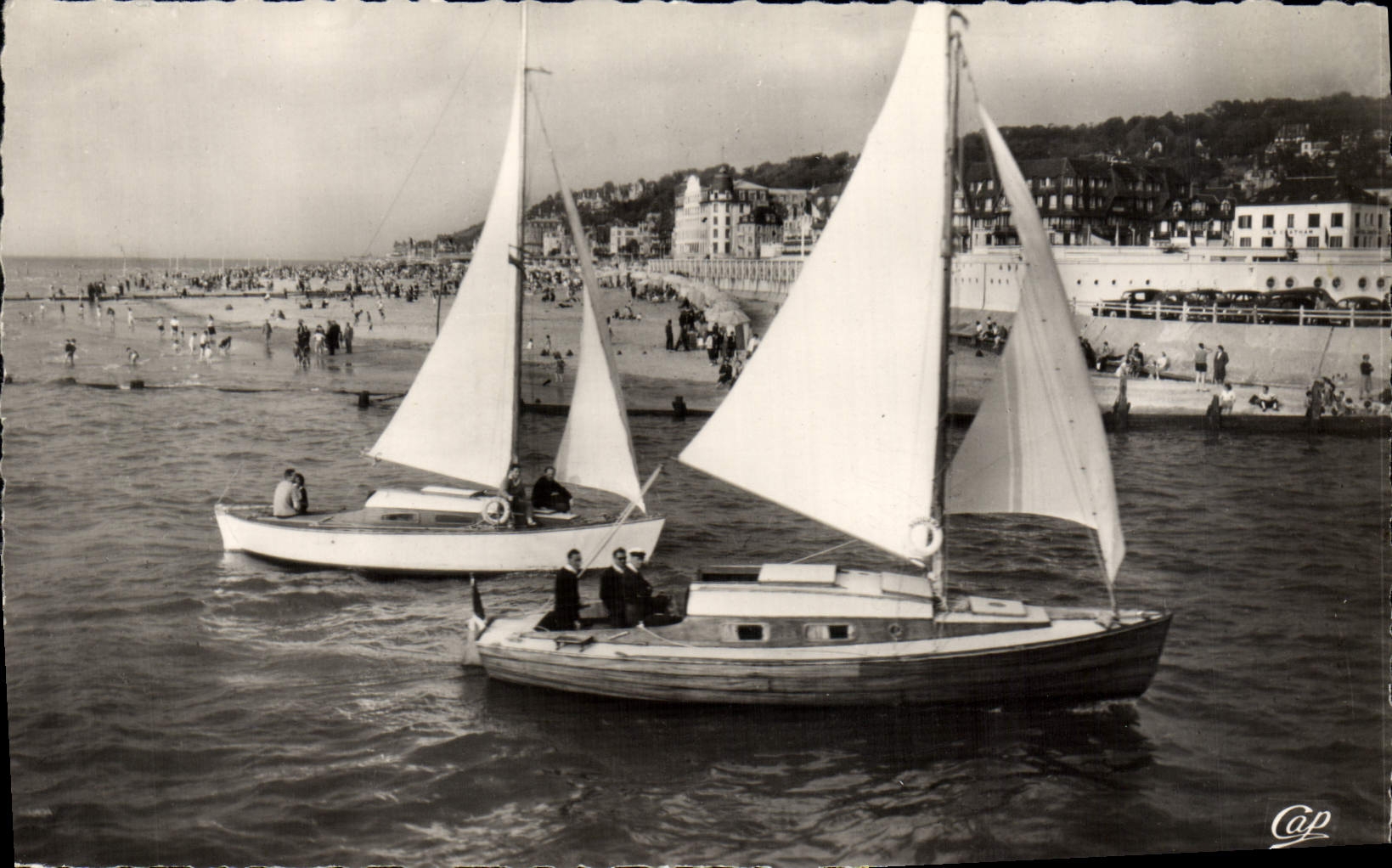 CPA Deauville Trouville Voiliers rentrant dans le bassin Bateaux