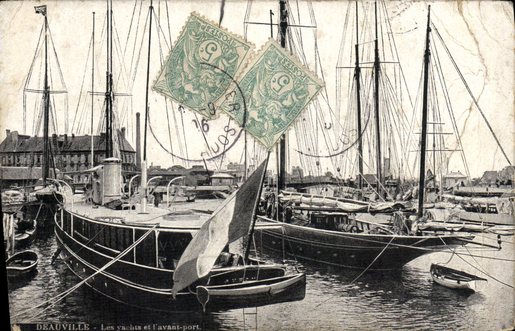 La POSTAL Deauville de la VENDIMIA navega y antes de los barcos portuarios