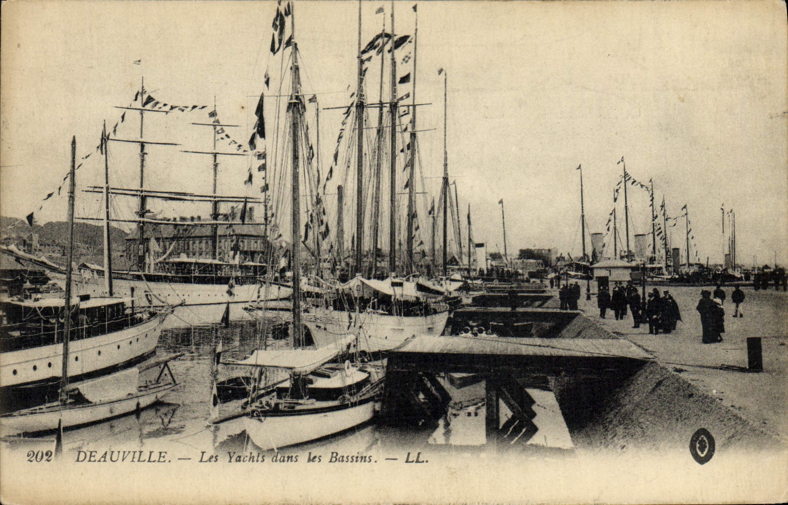 CPA Deauville Les yachts dans les bassins Bateaux