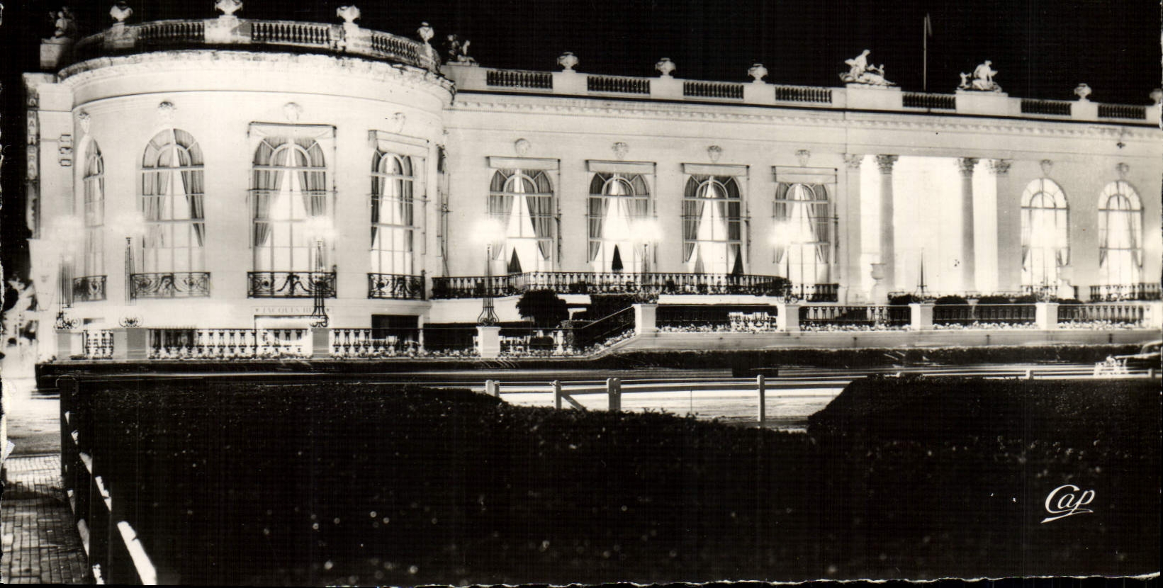 VINTAGE POSTCARD Deauville flowered Beach the casino