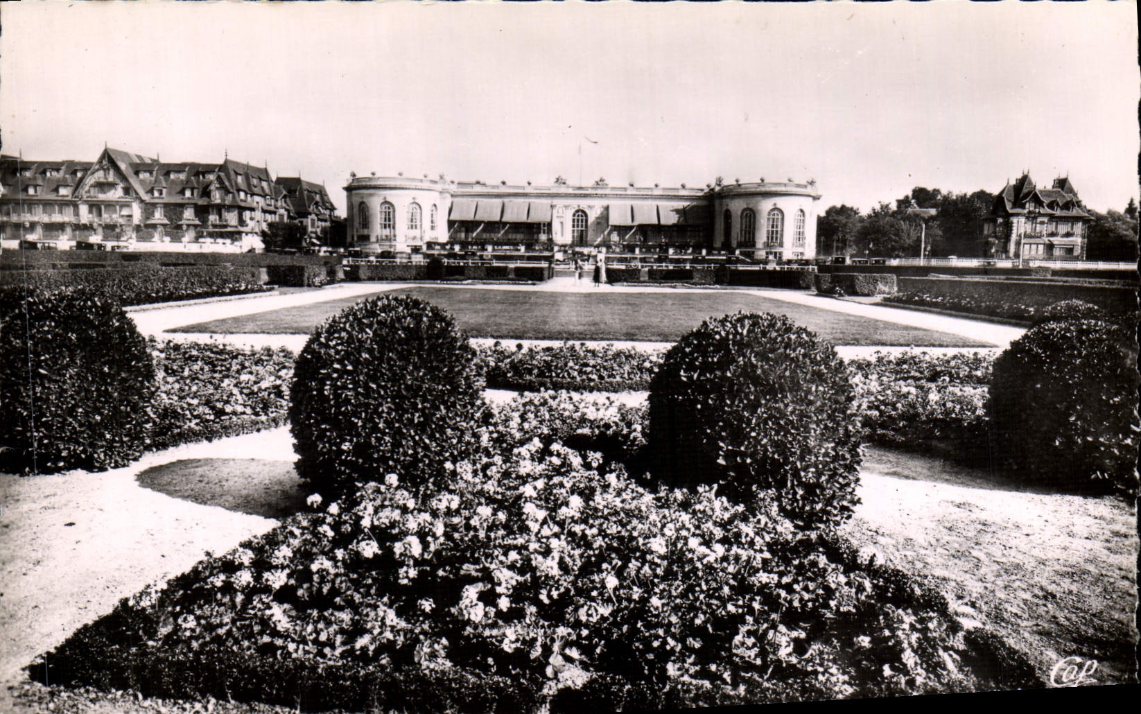 CPA Deauville Plage fleurie le casino et les jardins