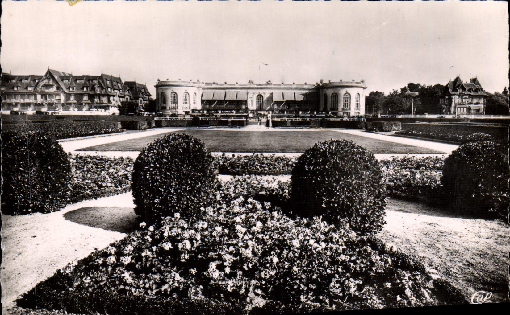 CPA Deauville Plage fleurie le casino et les jardins