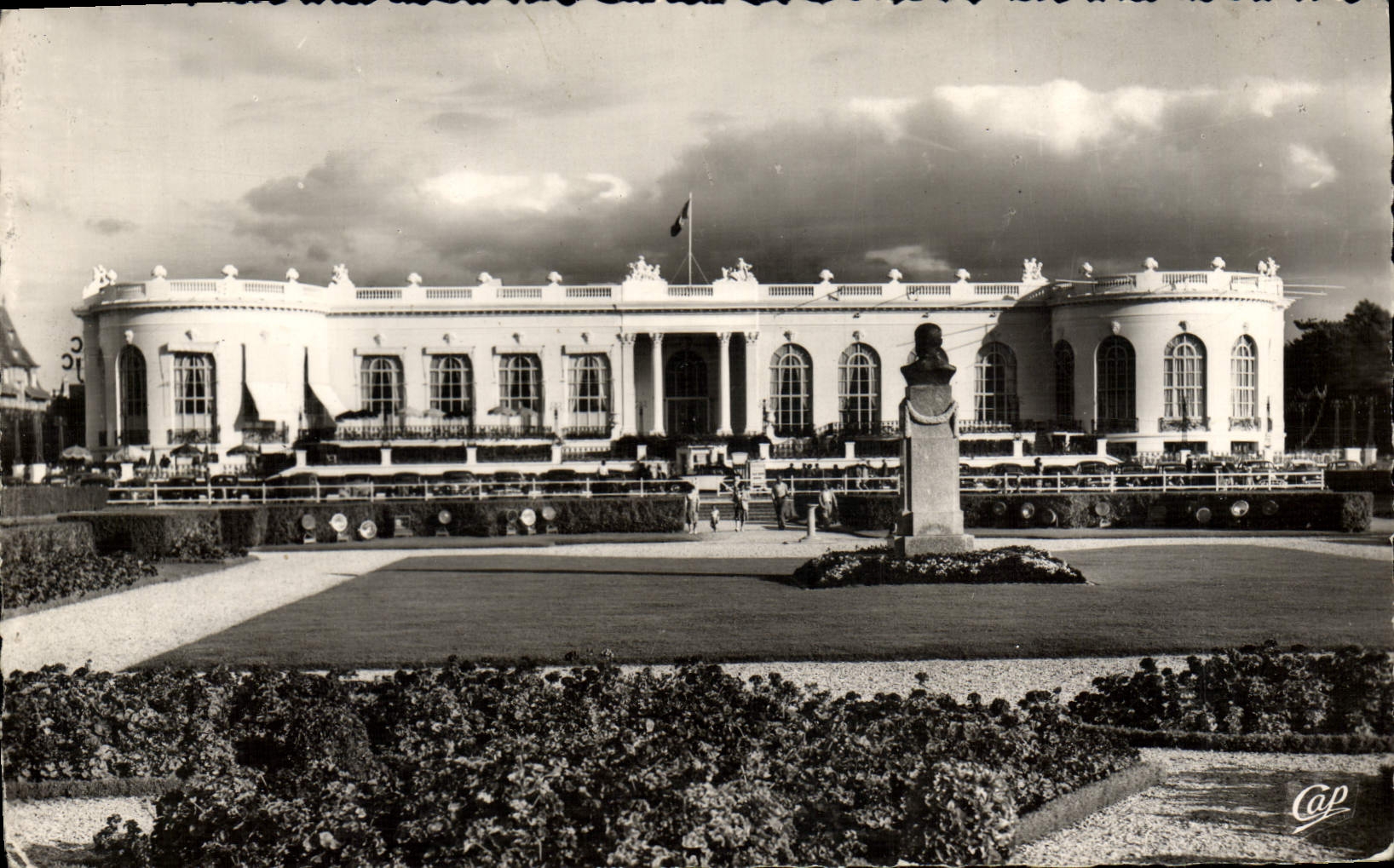 CPA Deauville Plage fleurie le casino et les jardins