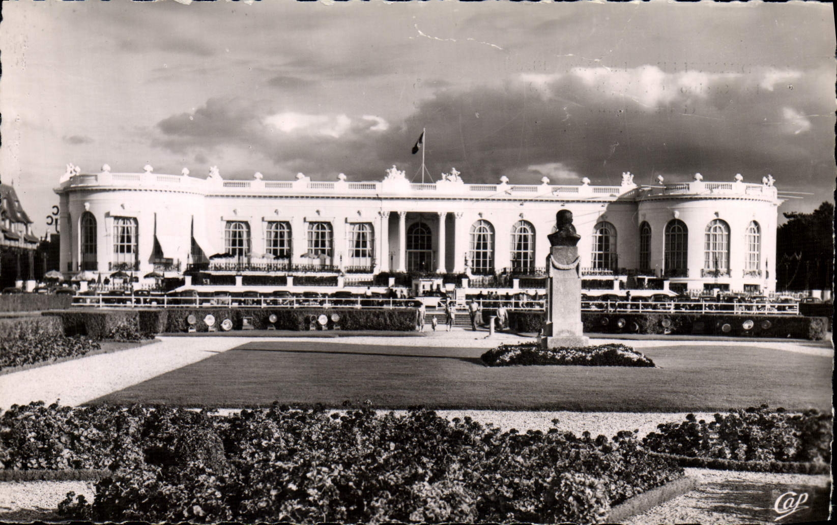 CPA Deauville La Plage fleurie le casino et les jardins