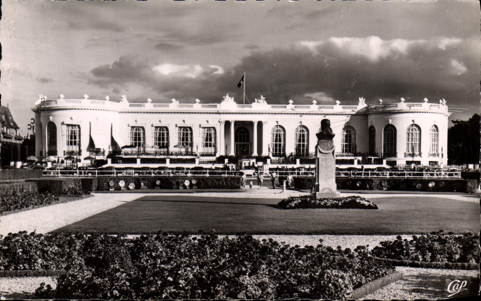 CPA Deauville La Plage fleurie le casino et les jardins