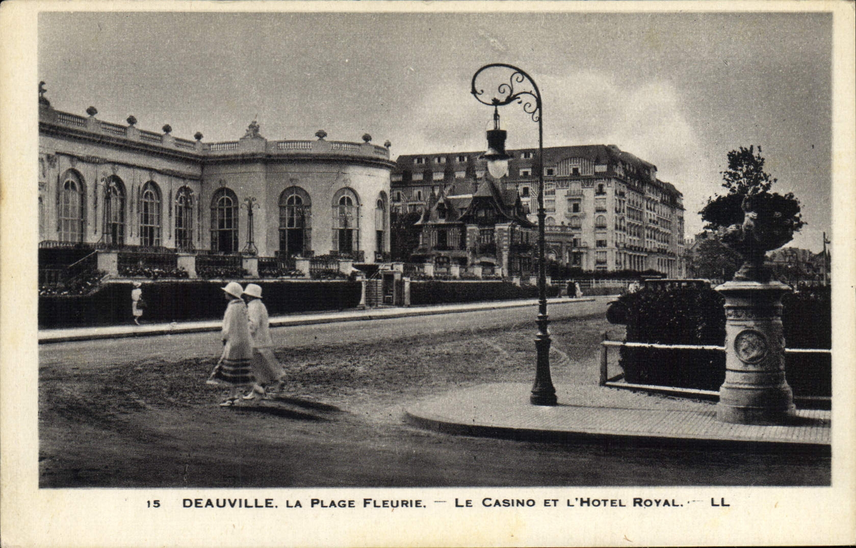 CPA Deauville La plage fleurie le casino et l'hotel royal