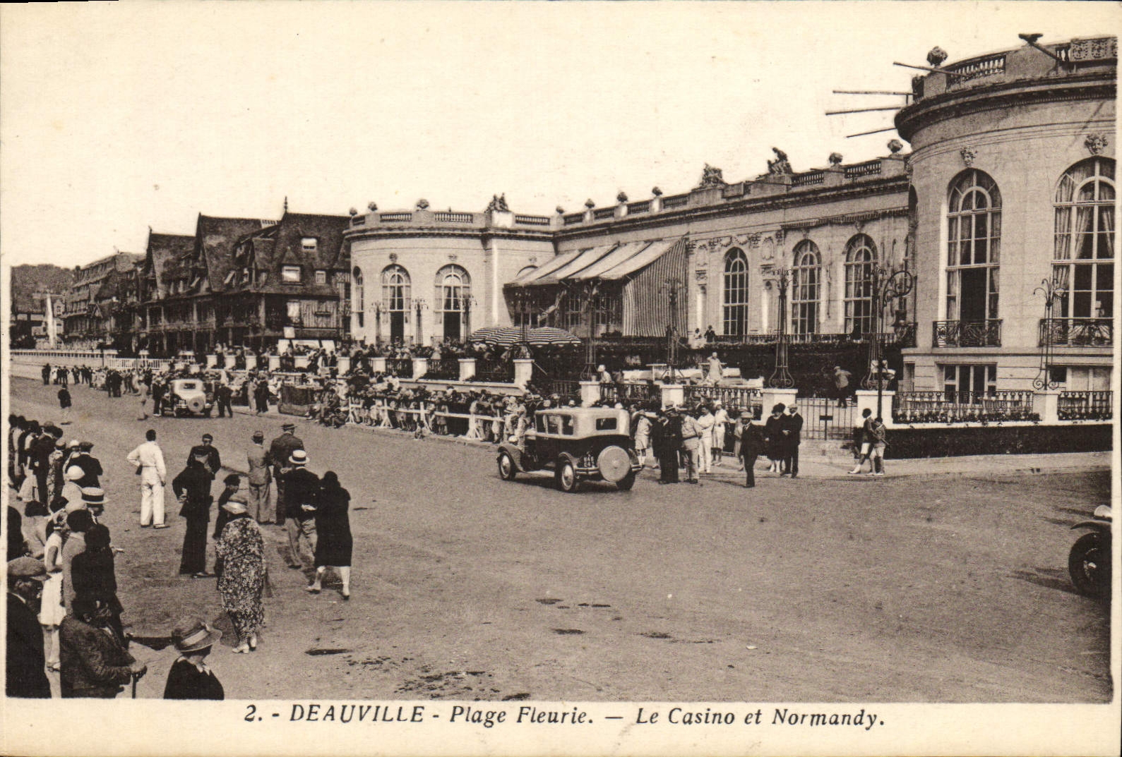 CPA Deauville plage fleurie le casino et normandy