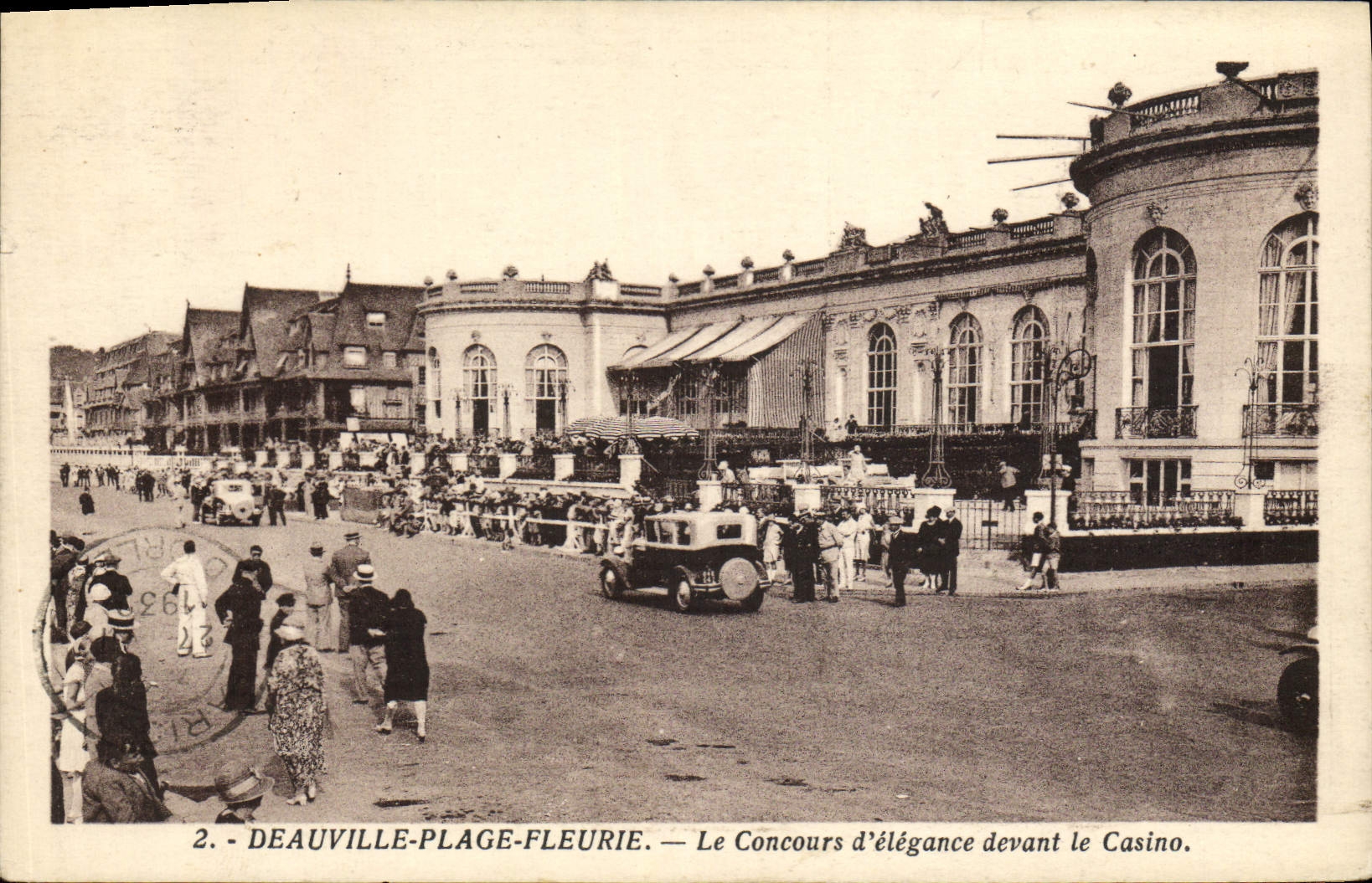 CPA Deauville Plage Fleurie le concours d'elegance devant le casino
