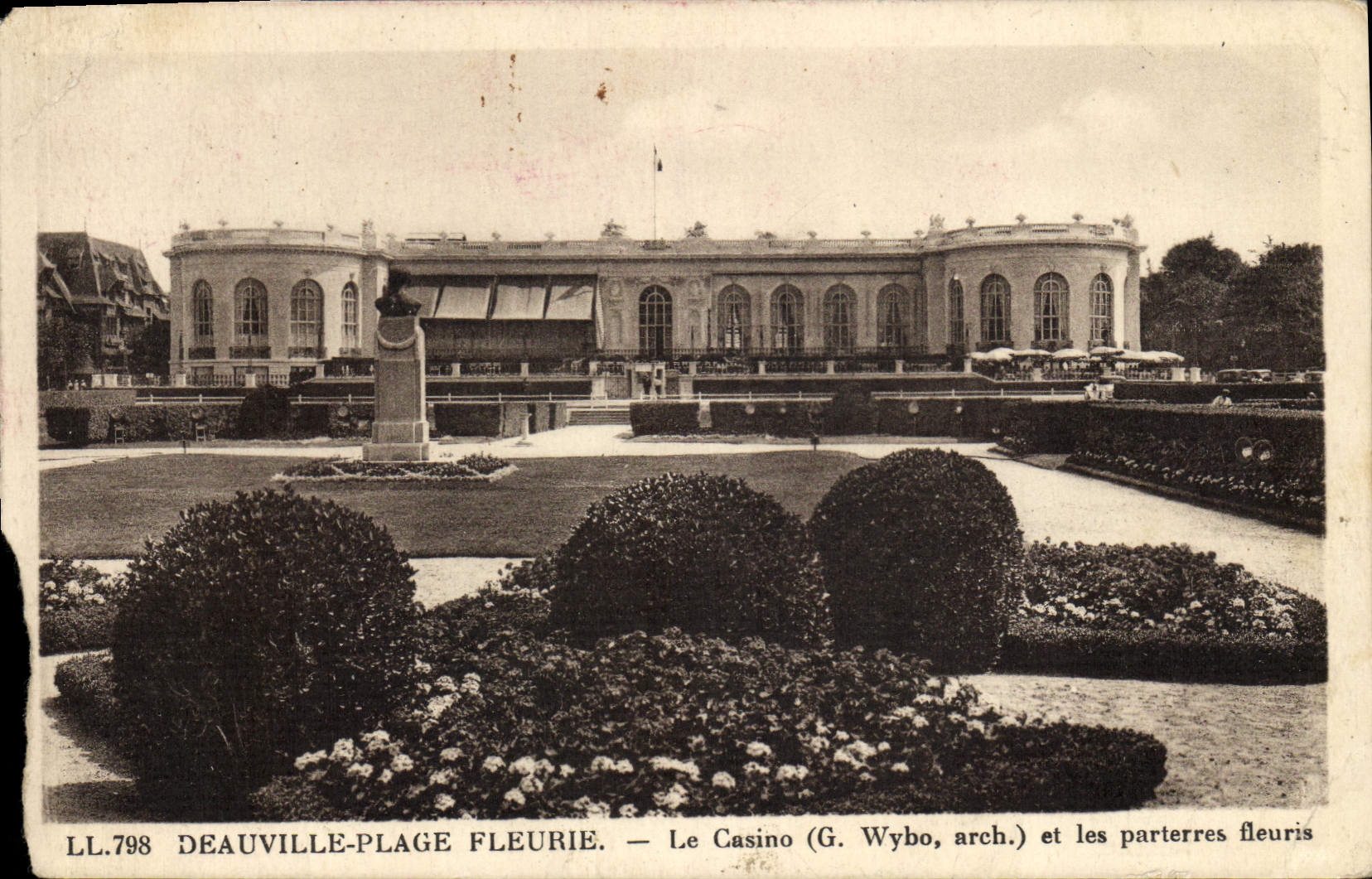 CPA Deauville Plage Fleurie le casino et les parterres fleuris