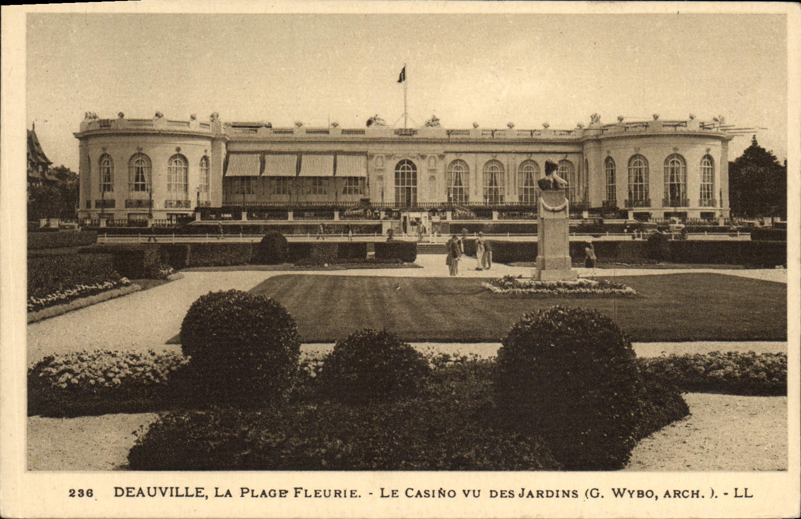 CPA Deauville La plage fleurie le casino vu des jardins