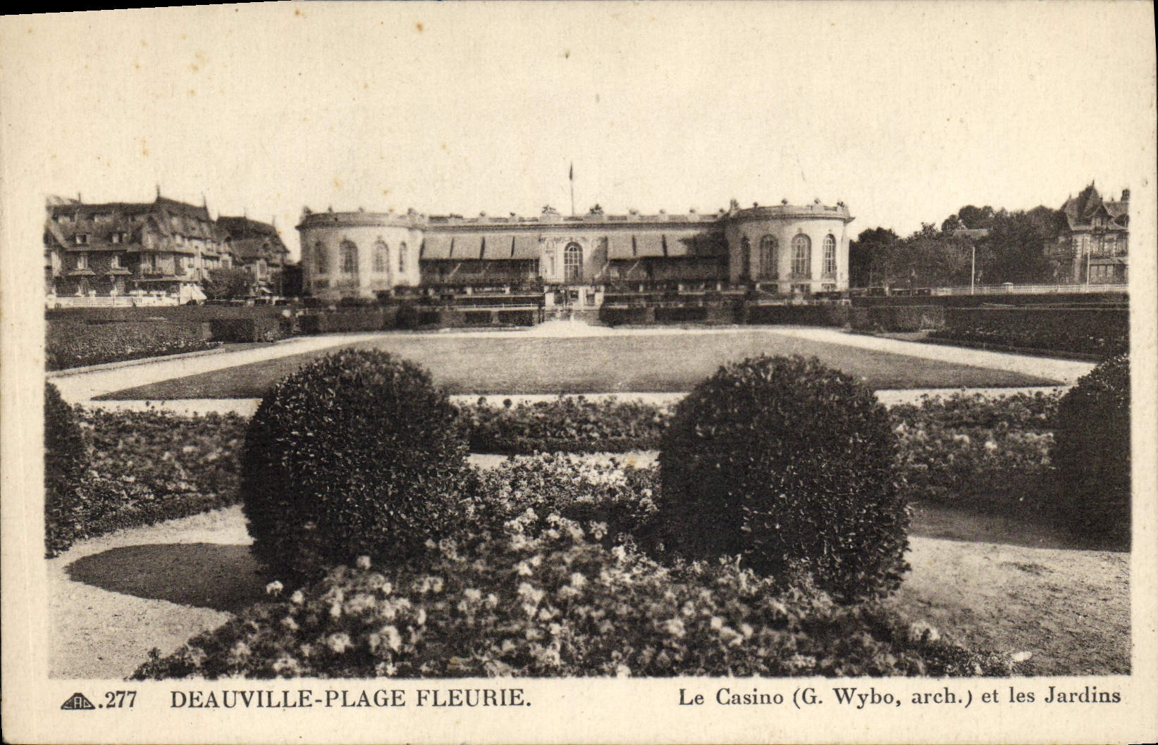 CPA Deauville plage fleurie le casino vu des jardins