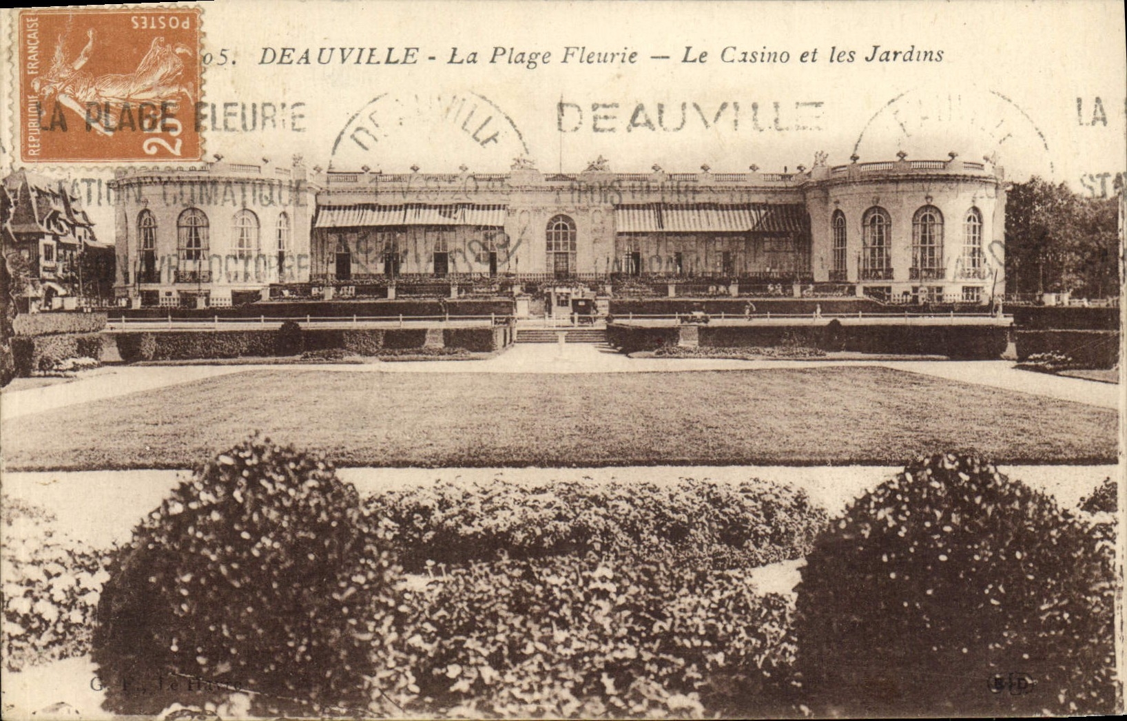 CPA Deauville La plage fleurie le casino et les jardins