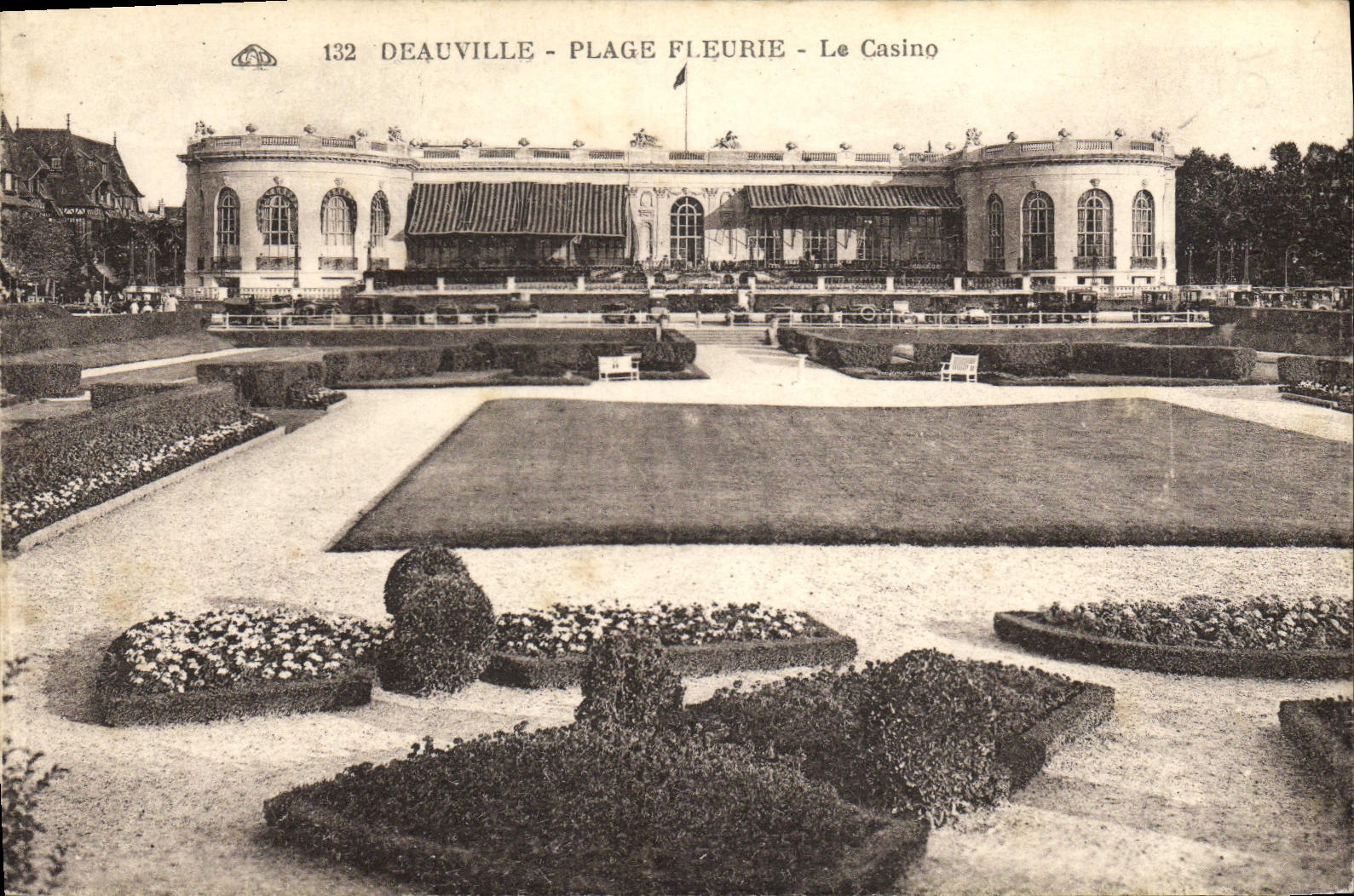 CPA Deauville plage fleurie le casino