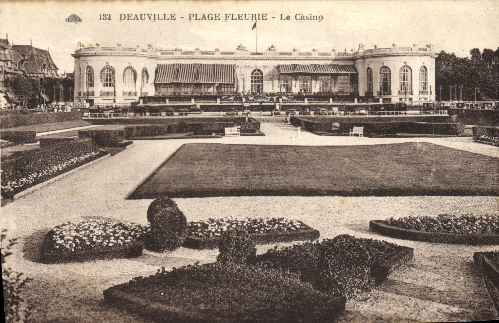 CPA Deauville plage fleurie le casino