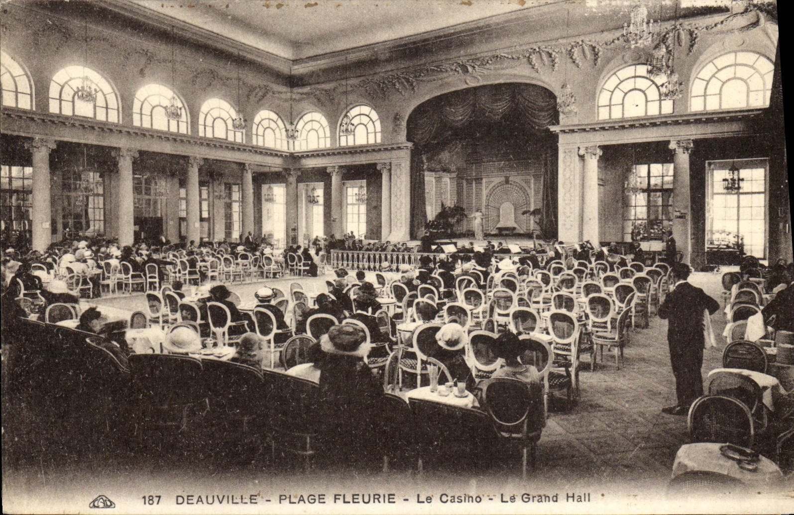 CPA Deauville La plage fleurie le casino Le grand hall