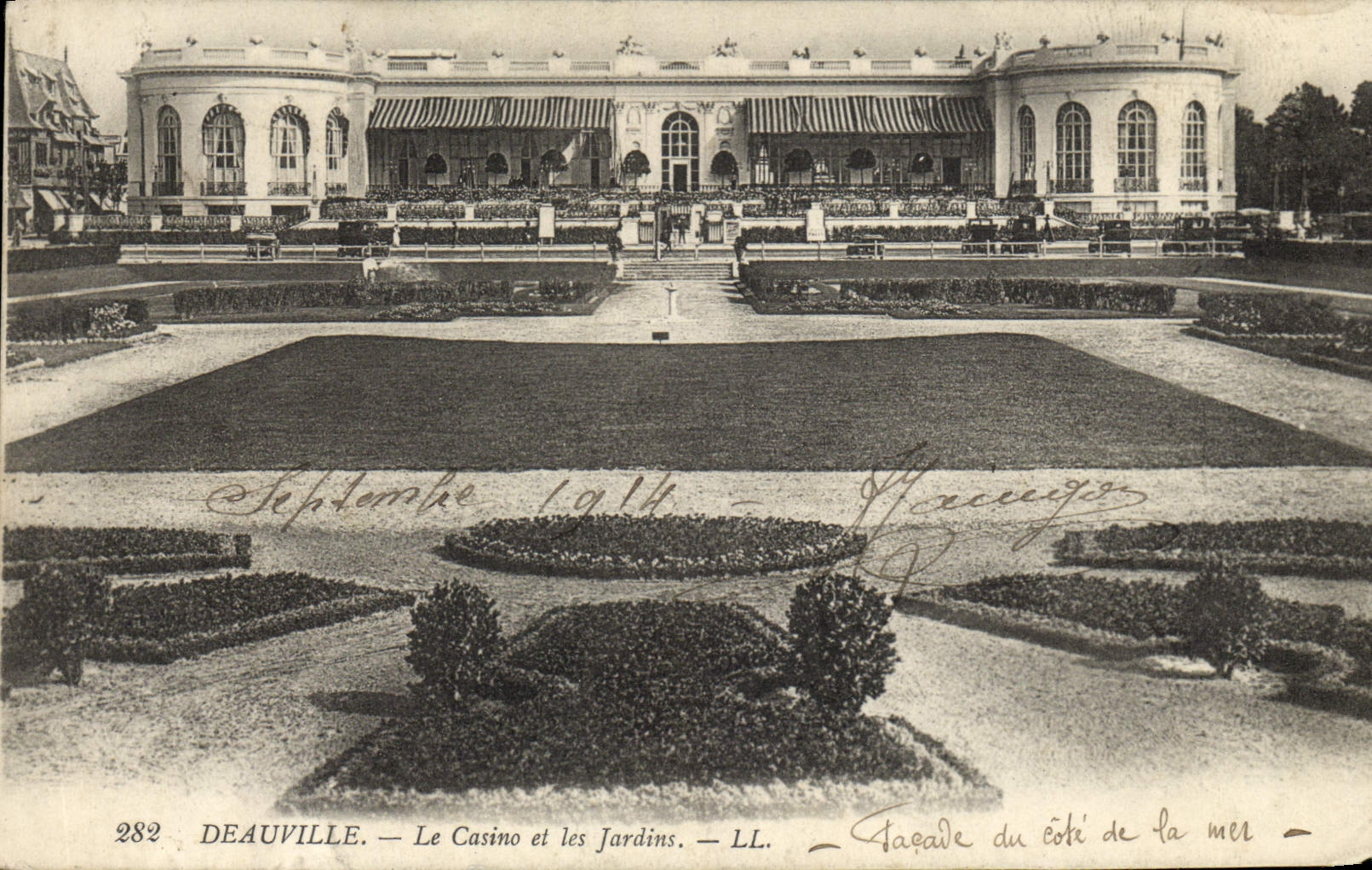 CPA Deauville Le casino et les jardins