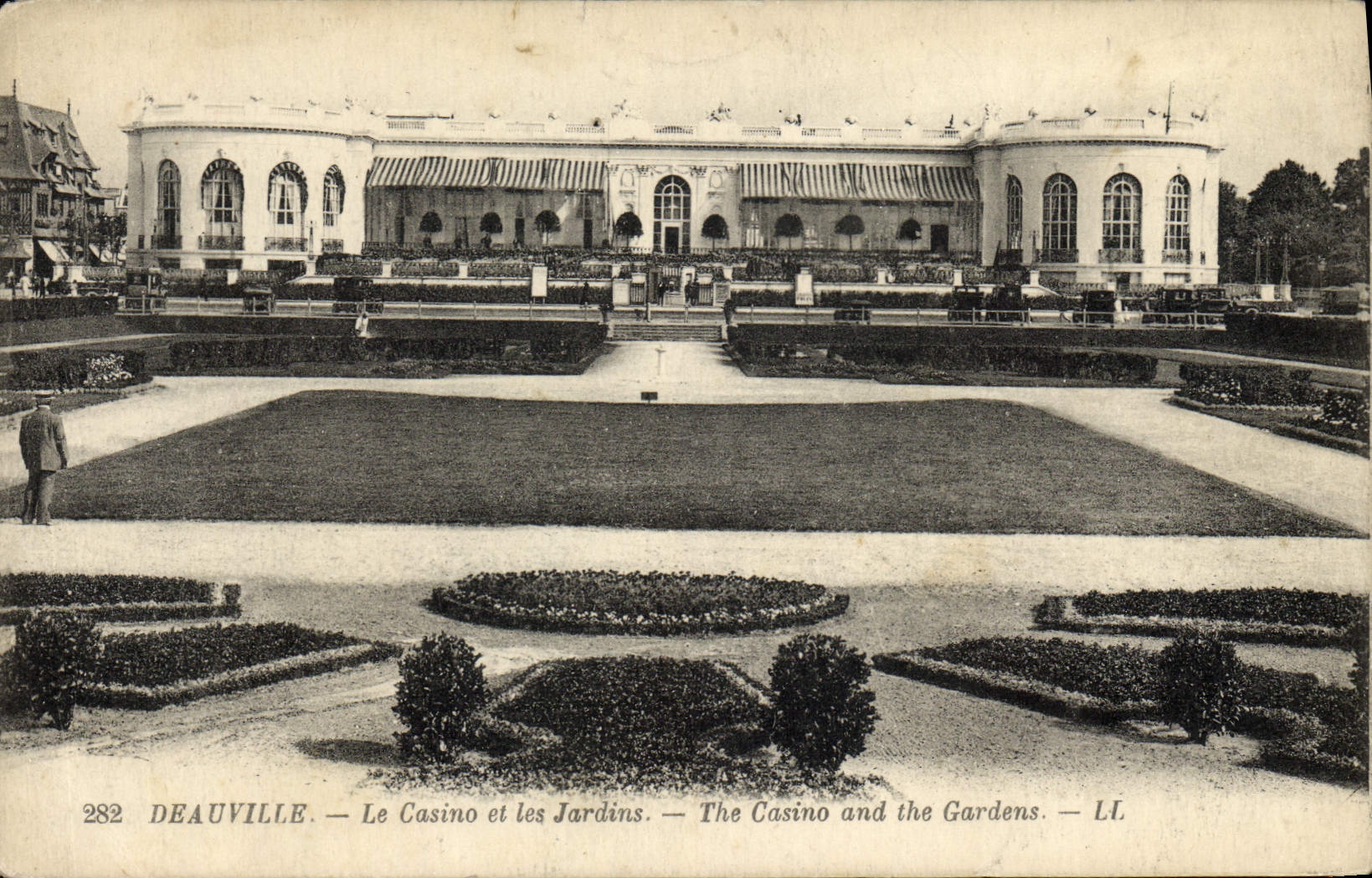 CPA Deauville Le casino et les jardins