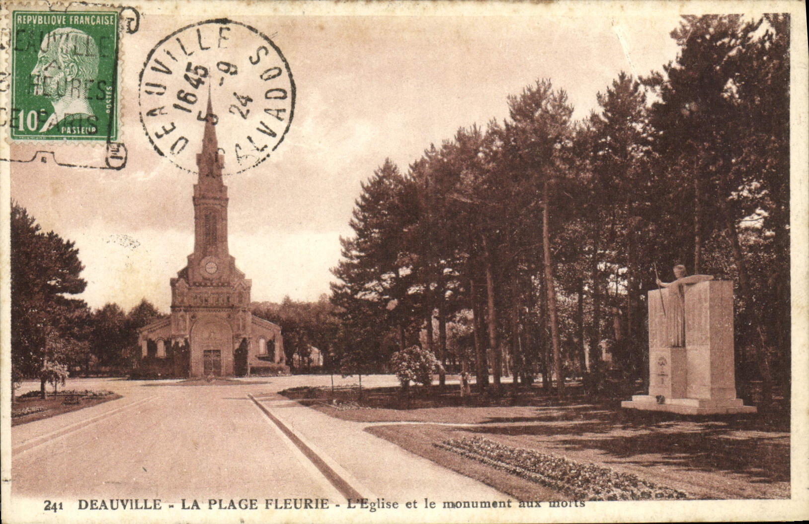 CPA Deauville La plage fleurie l'eglise et le monument aux morts