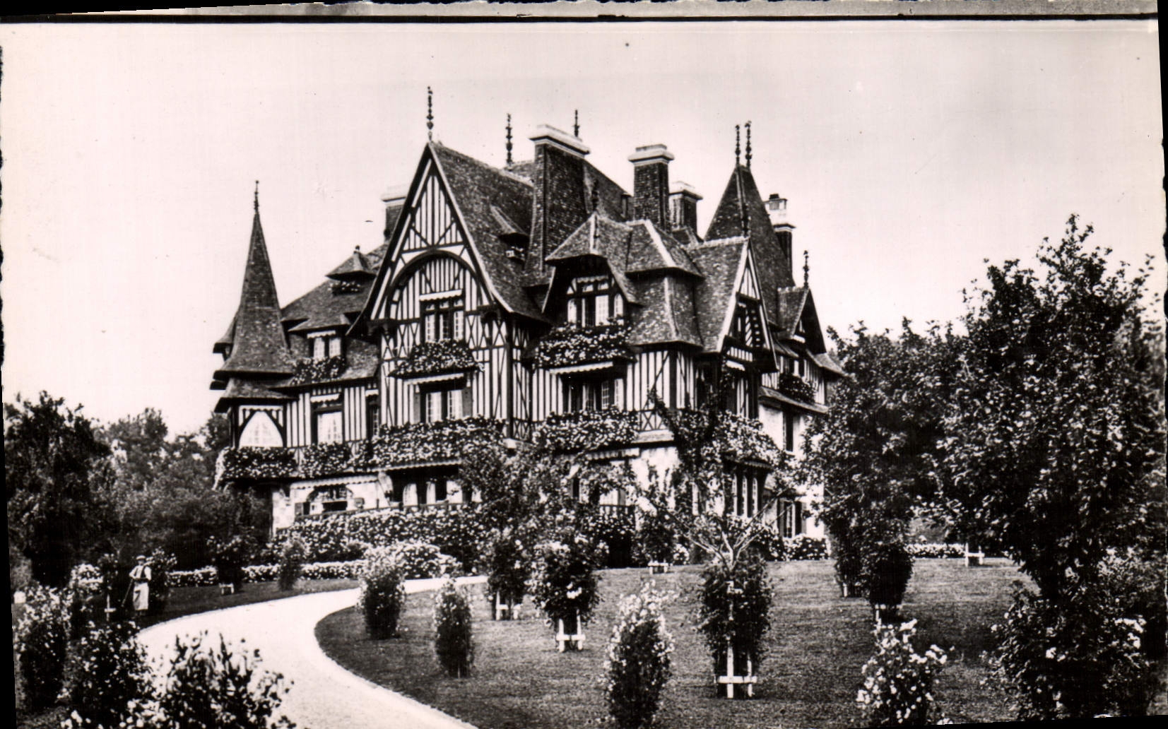CPM Deauville La Plage Fleurie ferme du coteau