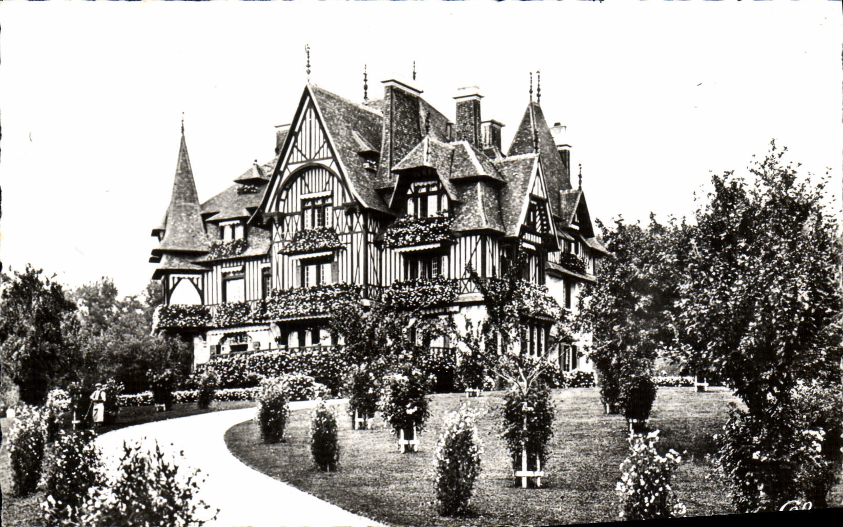 CPM Deauville La Plage Fleurie ferme du coteau