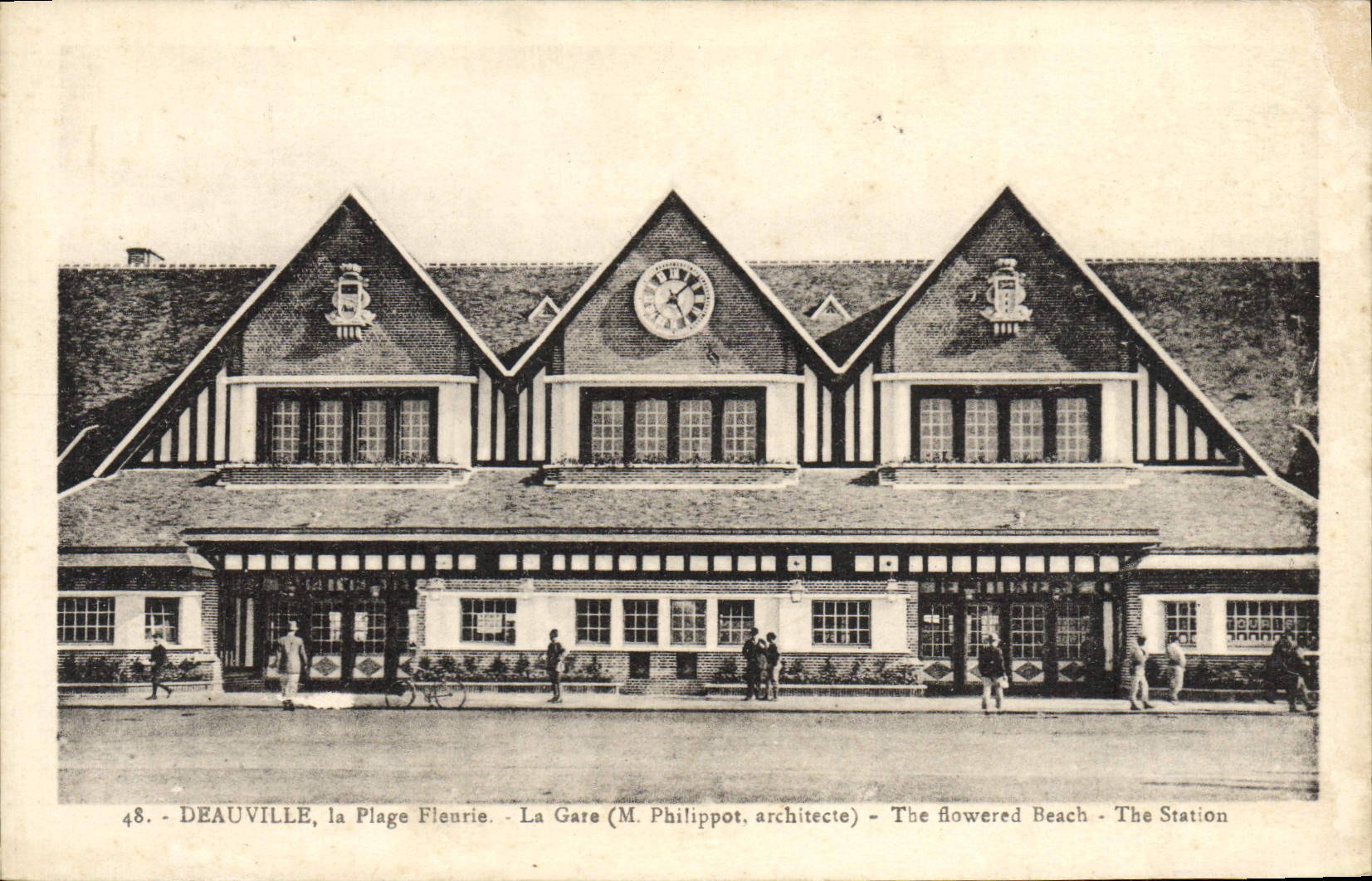 CPA Deauville La plage fleurie la gare