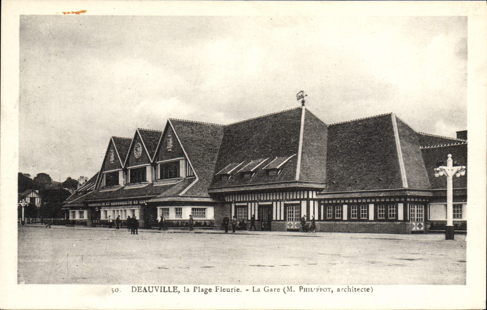 CPA Deauville La plage fleurie la gare